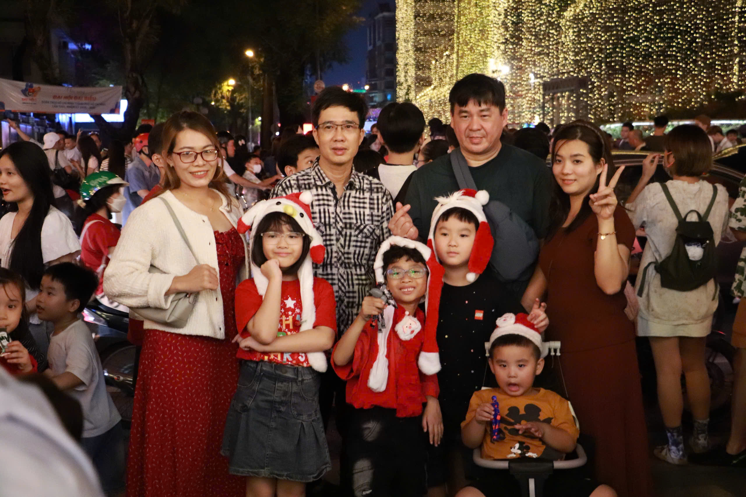 Đông kín người xuống phố đón Giáng sinh: Nhà thờ Đức Bà trở thành điểm nóng check-in - Ảnh 7.