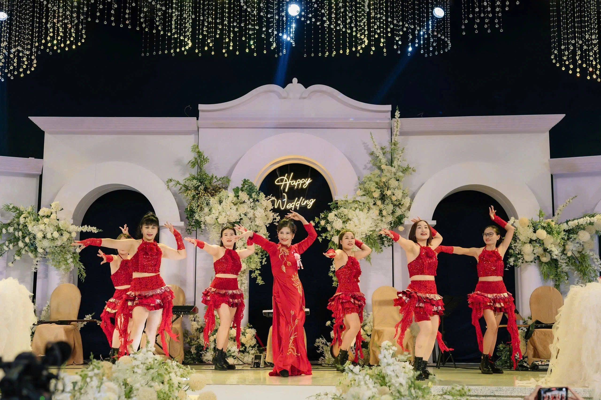 Đ&aacute;m cưới 'độc lạ' 2025: Kh&ocirc;ng nhạc, kh&ocirc;ng kh&aacute;ch, chỉ c&oacute; b&agrave; con v&igrave; điều đặc biệt - Ảnh 4.