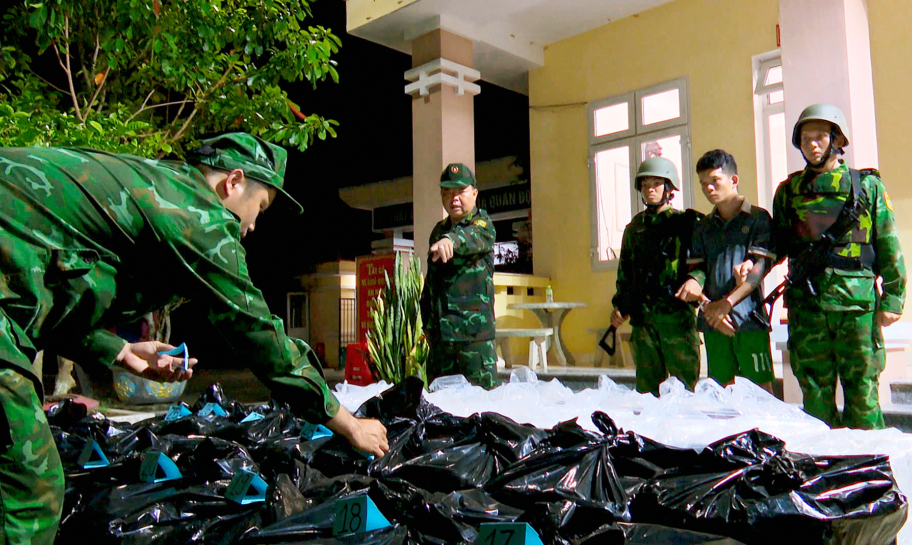 Tây Ninh: Phá chuyên án lớn, thu giữ 15.000 gói thuốc lá lậu trên xe bán tải - Ảnh 2.