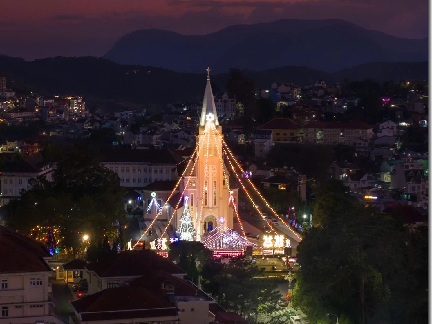 Kh&ocirc;ng gian Gi&aacute;ng sinh Đ&agrave; Lạt lung linh sắc m&agrave;u trong đ&ecirc;m mừng Ch&uacute;a ra đời - Ảnh 5.