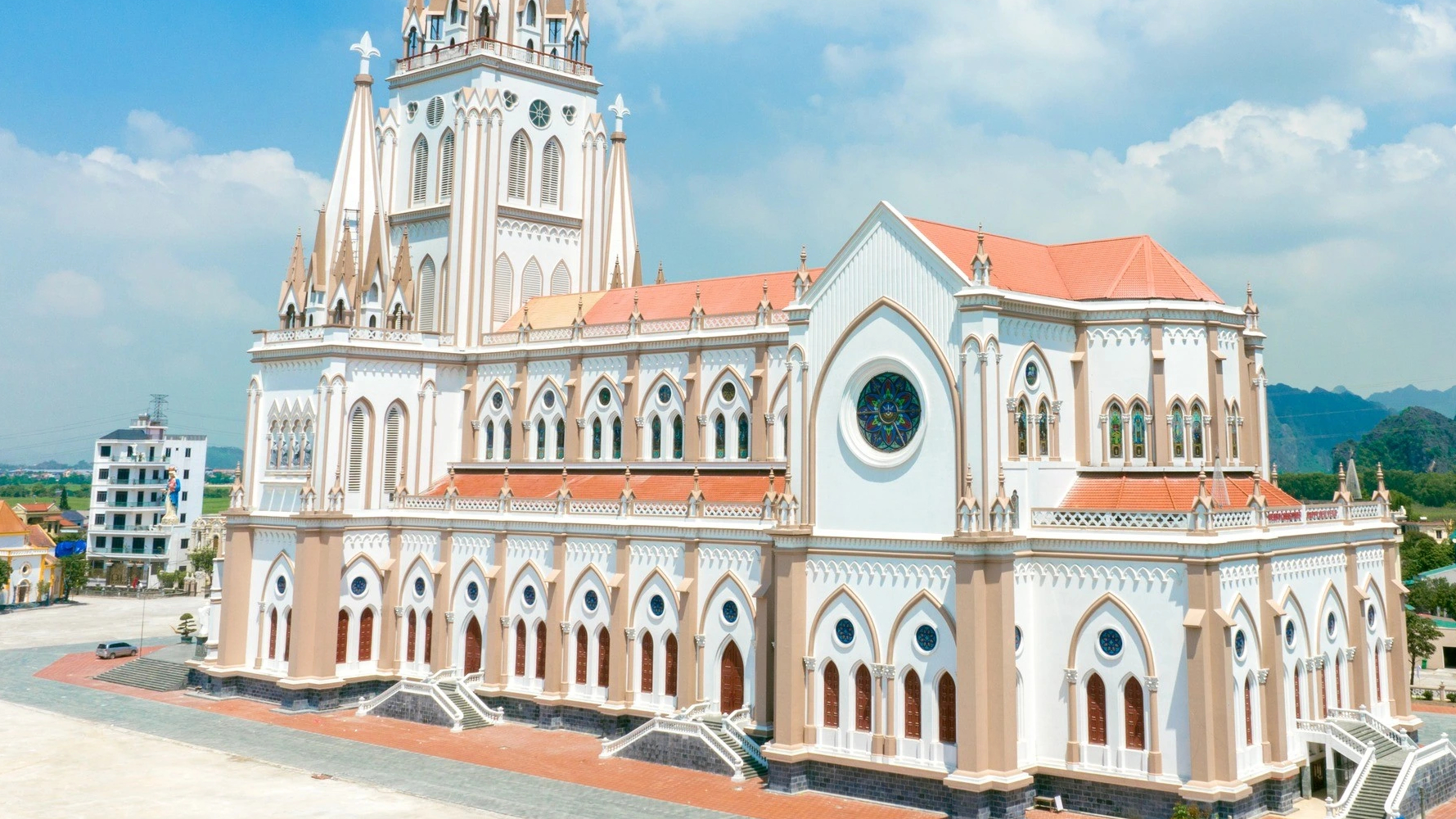 Vẻ đẹp của nh&agrave; thờ gi&aacute;o xứ L&atilde;ng V&acirc;n b&ecirc;n đầm ngập nước V&acirc;n Long - Ảnh 7.