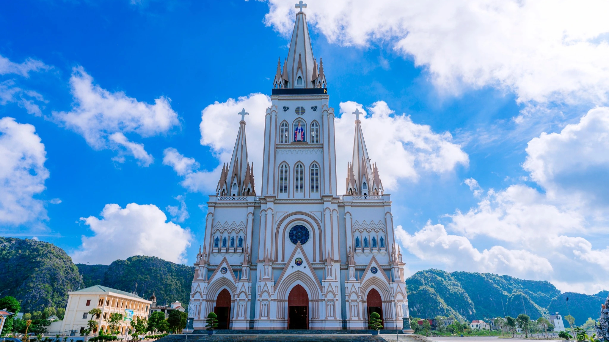 Vẻ đẹp của nh&agrave; thờ gi&aacute;o xứ L&atilde;ng V&acirc;n b&ecirc;n đầm ngập nước V&acirc;n Long - Ảnh 1.