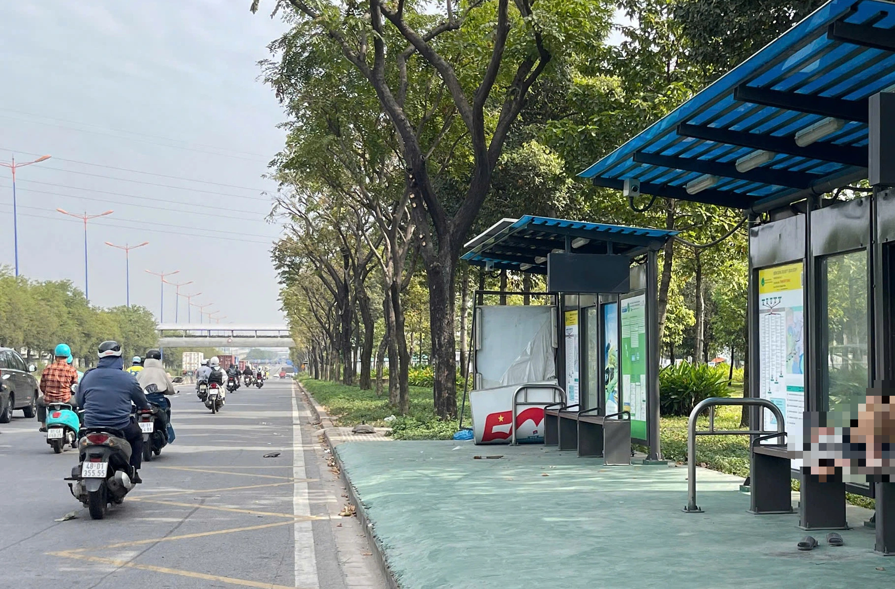TP.HCM: Phát hiện nam thanh niên tử vong tại trạm chờ xe buýt - Ảnh 1.