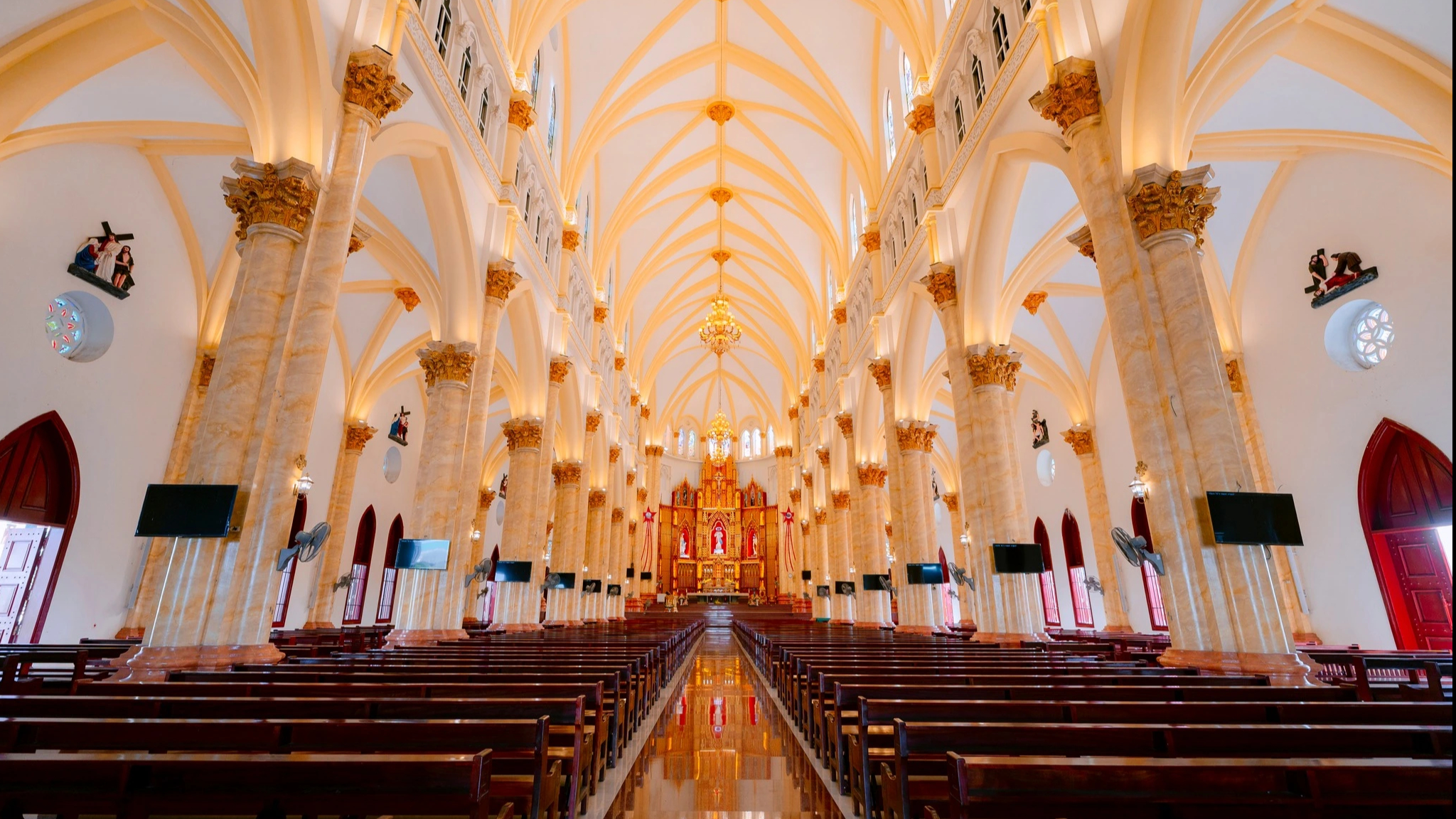 Vẻ đẹp của nh&agrave; thờ gi&aacute;o xứ L&atilde;ng V&acirc;n b&ecirc;n đầm ngập nước V&acirc;n Long - Ảnh 3.