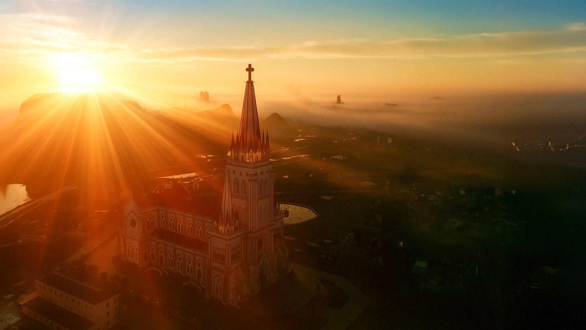 Vẻ đẹp của nh&agrave; thờ gi&aacute;o xứ L&atilde;ng V&acirc;n b&ecirc;n đầm ngập nước V&acirc;n Long - Ảnh 5.