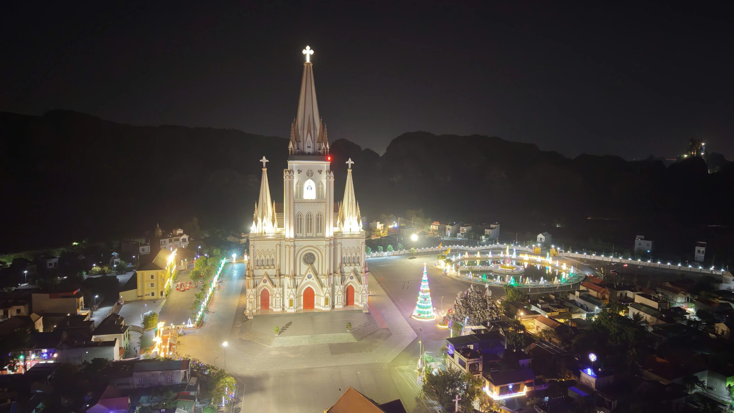 Vẻ đẹp của nh&agrave; thờ gi&aacute;o xứ L&atilde;ng V&acirc;n b&ecirc;n đầm ngập nước V&acirc;n Long - Ảnh 6.