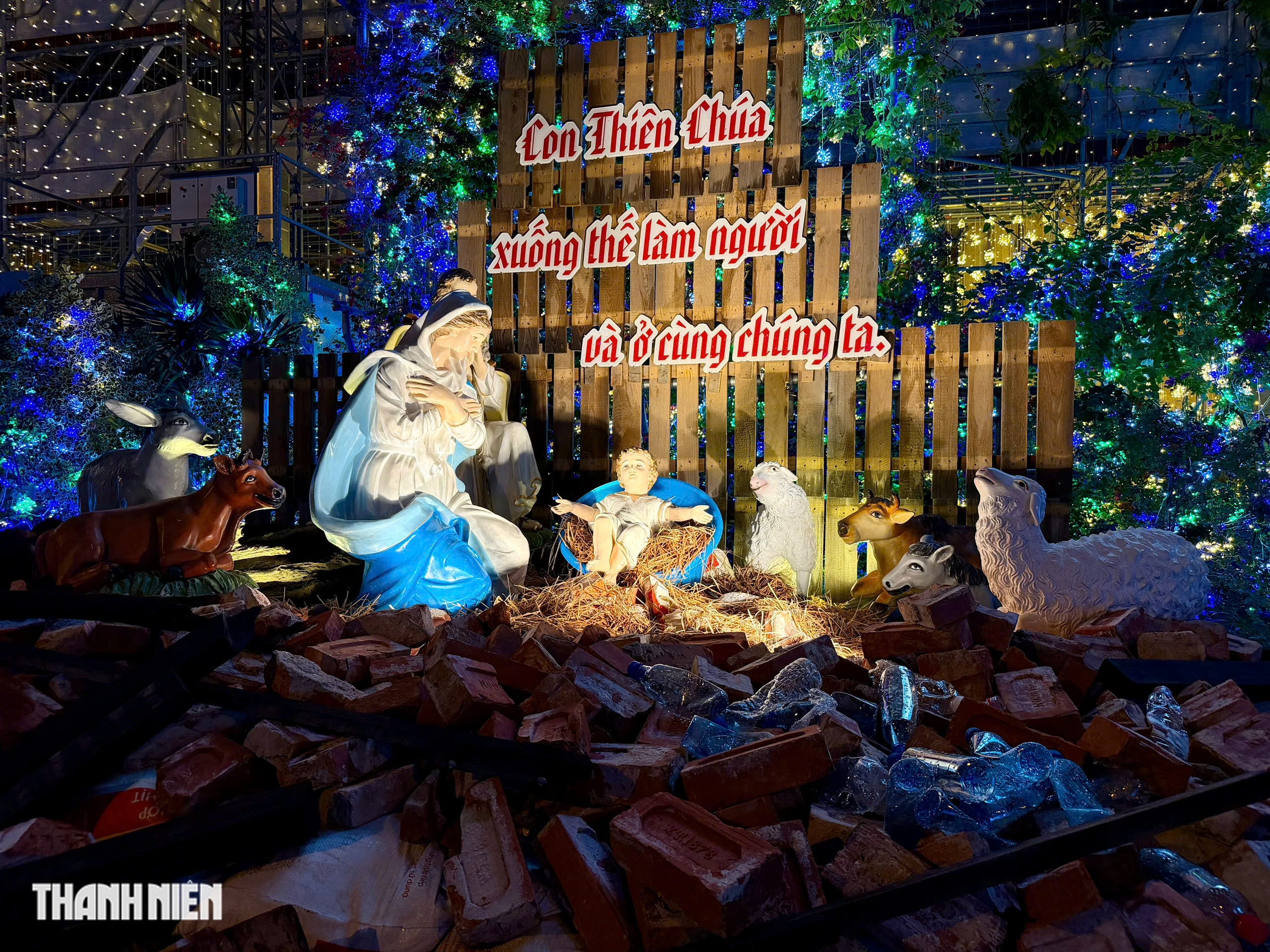 Gi&aacute;ng sinh ở Nh&agrave; thờ Đức B&agrave;:H&agrave;i nhi Gi&ecirc;su trong chậu nhựa gợi k&yacute; ức lũ lụt - Ảnh 3.