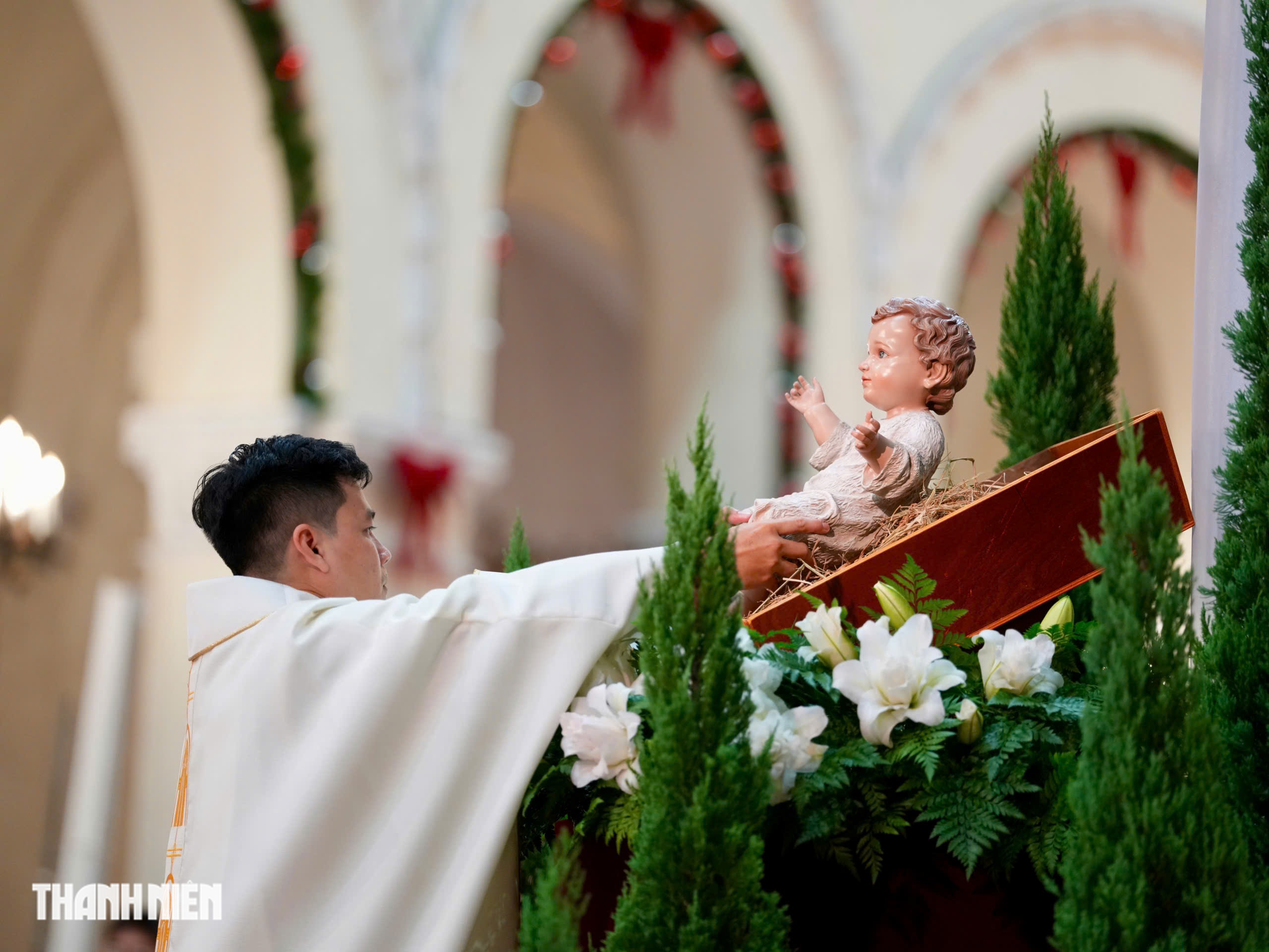 Gi&aacute;ng sinh ở Nh&agrave; thờ Đức B&agrave;:H&agrave;i nhi Gi&ecirc;su trong chậu nhựa gợi k&yacute; ức lũ lụt - Ảnh 6.