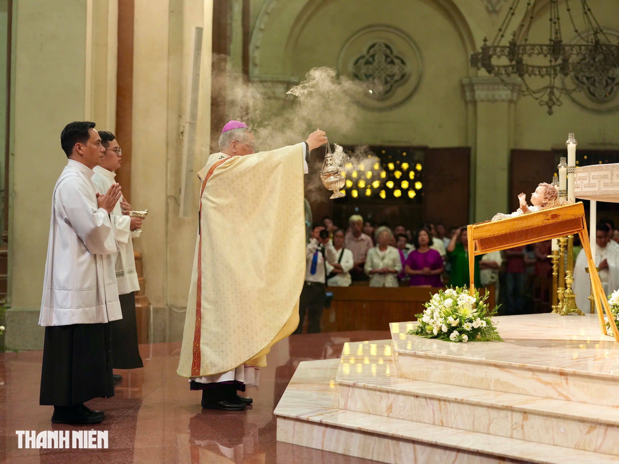 Gi&aacute;ng sinh ở Nh&agrave; thờ Đức B&agrave;:H&agrave;i nhi Gi&ecirc;su trong chậu nhựa gợi k&yacute; ức lũ lụt - Ảnh 4.