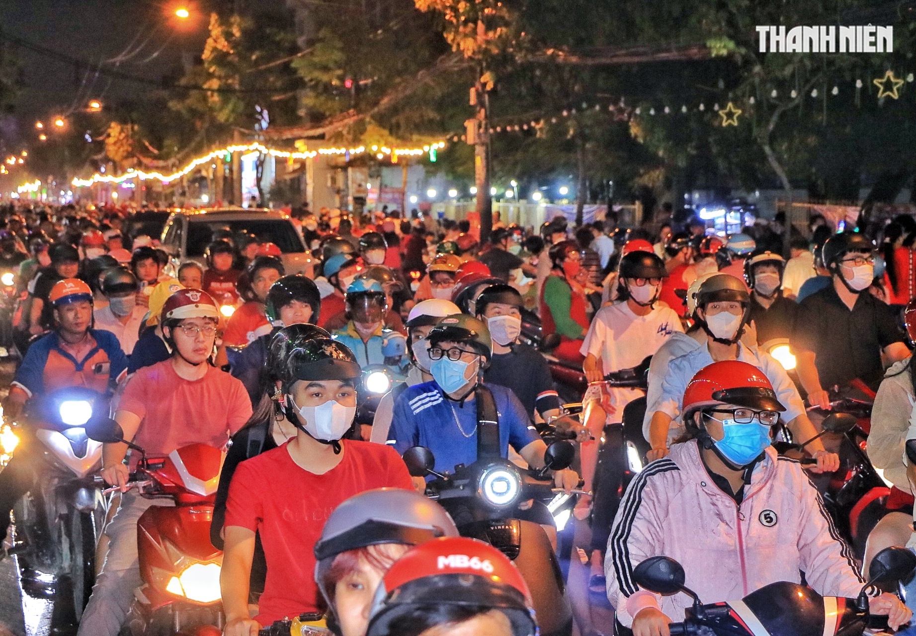 Ngay l&uacute;c n&agrave;y: Kẹt cứng người đi chơi Gi&aacute;ng sinh ở x&oacute;m đạo lớn nhất TP.HCM - Ảnh 1.