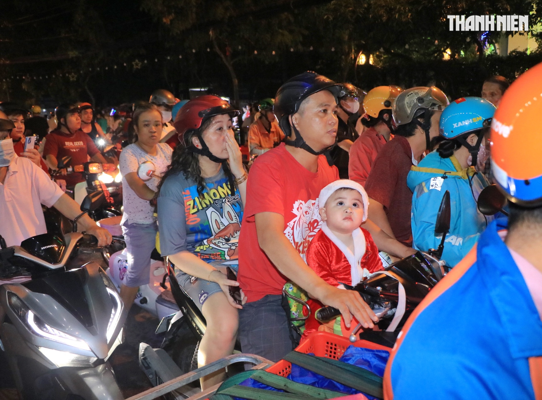 Ngay l&uacute;c n&agrave;y: Kẹt cứng người đi chơi Gi&aacute;ng sinh ở x&oacute;m đạo lớn nhất TP.HCM - Ảnh 6.