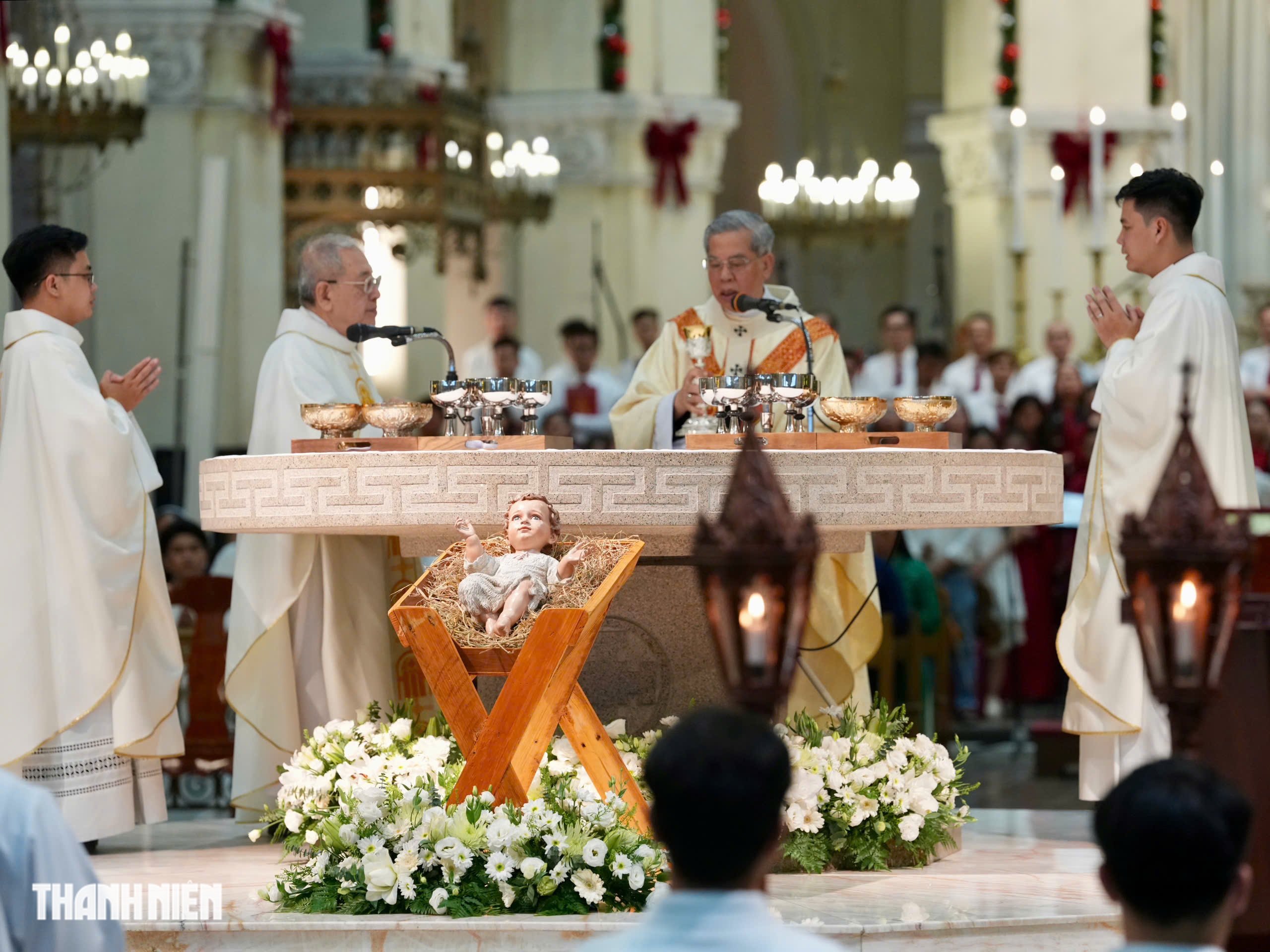 Gi&aacute;ng sinh ở Nh&agrave; thờ Đức B&agrave;:H&agrave;i nhi Gi&ecirc;su trong chậu nhựa gợi k&yacute; ức lũ lụt - Ảnh 9.