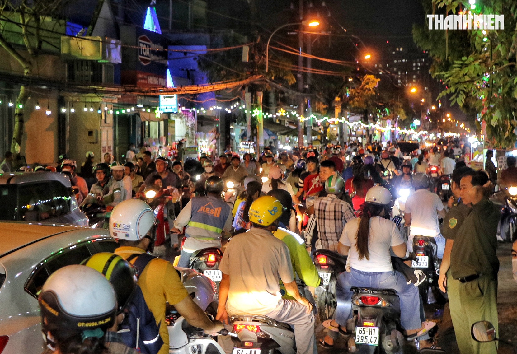 Ngay l&uacute;c n&agrave;y: Kẹt cứng người đi chơi Gi&aacute;ng sinh ở x&oacute;m đạo lớn nhất TP.HCM - Ảnh 8.