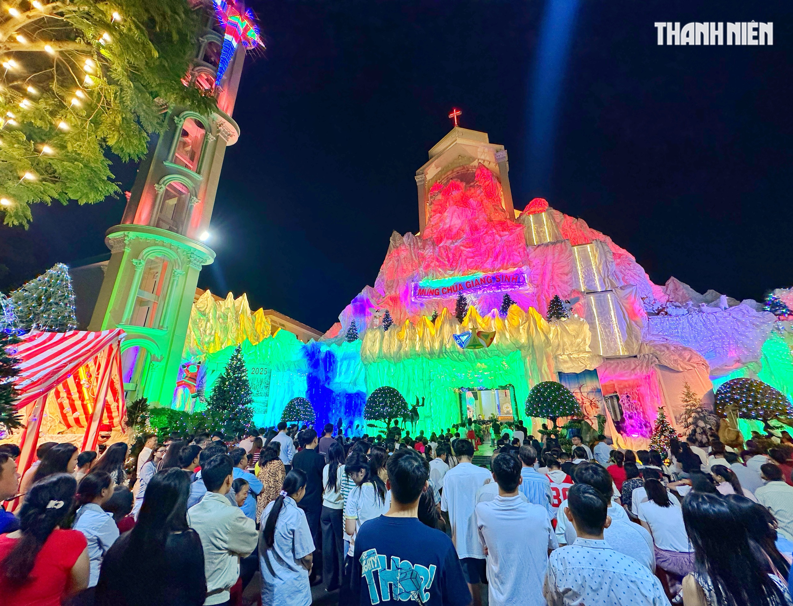 Ngay l&uacute;c n&agrave;y: Kẹt cứng người đi chơi Gi&aacute;ng sinh ở x&oacute;m đạo lớn nhất TP.HCM - Ảnh 3.