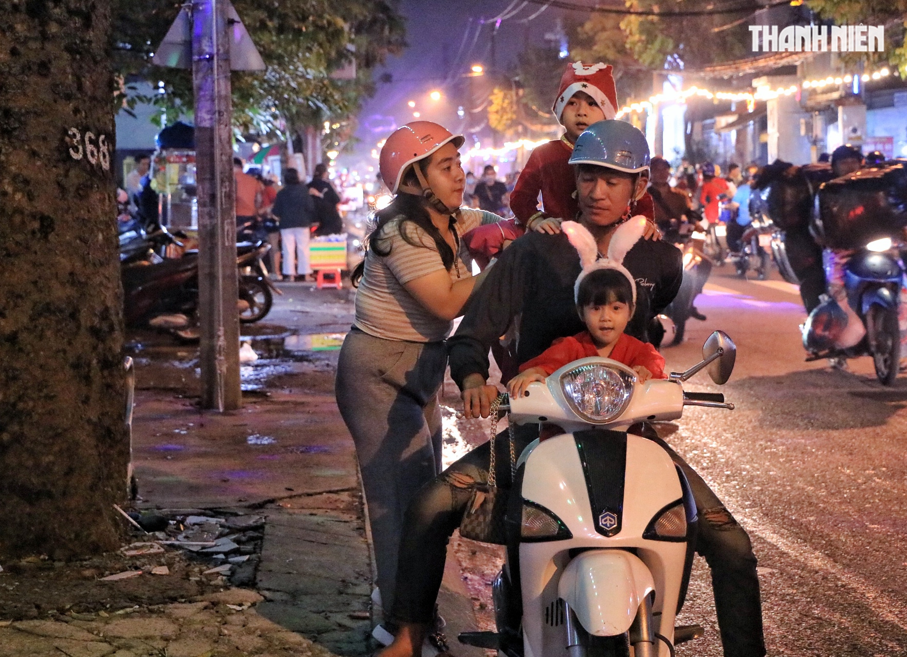 Ngay l&uacute;c n&agrave;y: Kẹt cứng người đi chơi Gi&aacute;ng sinh ở x&oacute;m đạo lớn nhất TP.HCM - Ảnh 7.