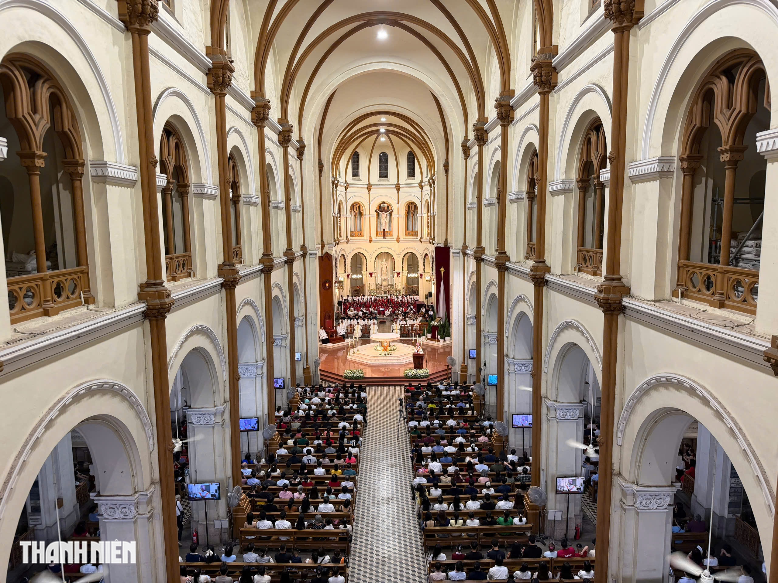 Gi&aacute;ng sinh ở Nh&agrave; thờ Đức B&agrave;:H&agrave;i nhi Gi&ecirc;su trong chậu nhựa gợi k&yacute; ức lũ lụt - Ảnh 1.