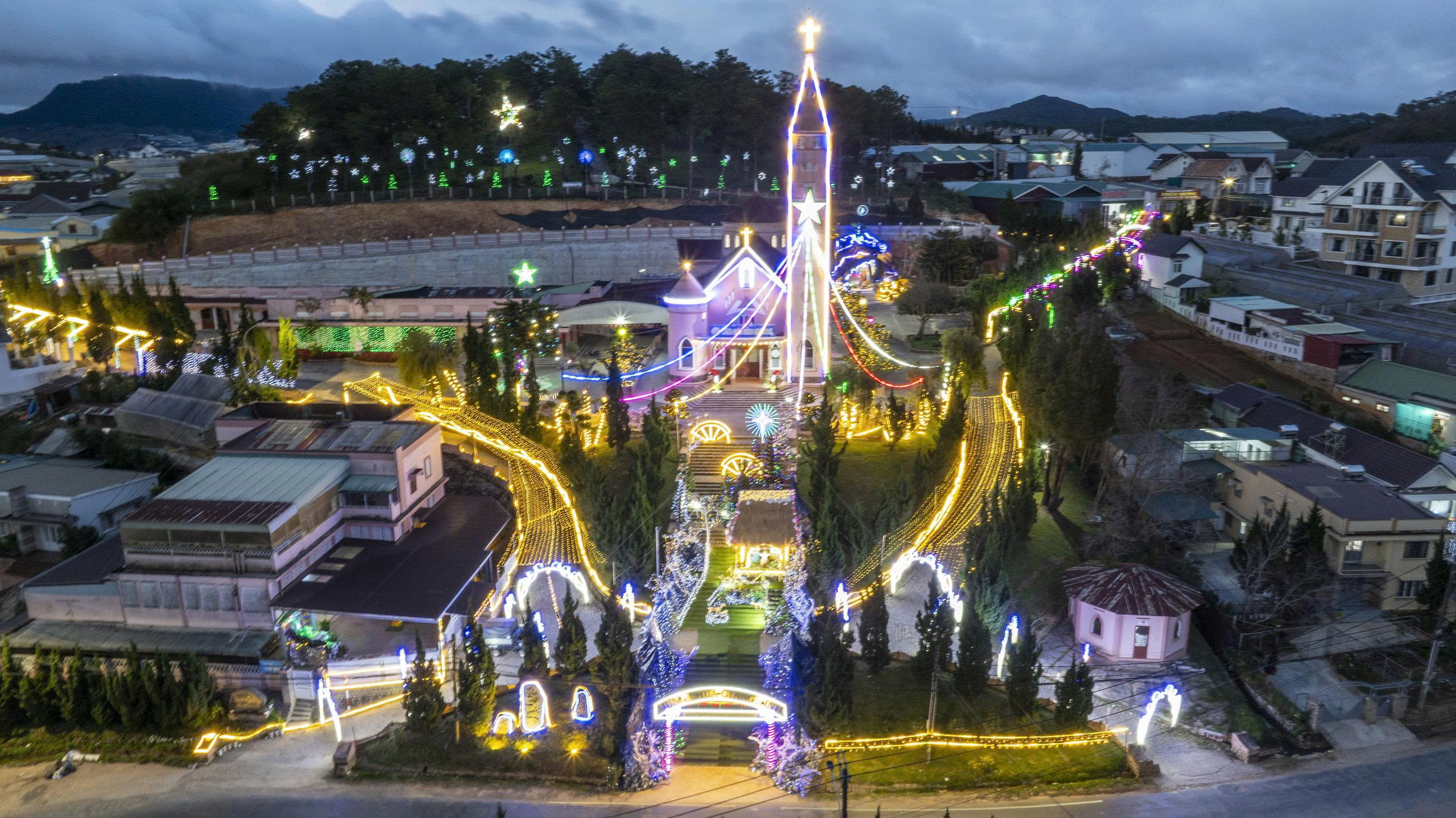 Kh&ocirc;ng gian Gi&aacute;ng sinh Đ&agrave; Lạt lung linh sắc m&agrave;u trong đ&ecirc;m mừng Ch&uacute;a ra đời - Ảnh 1.