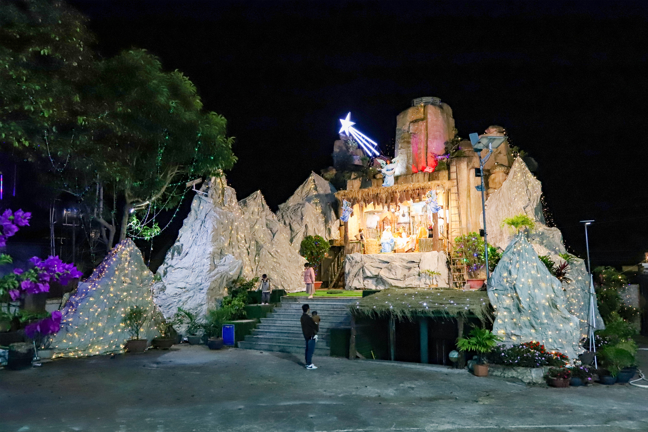 Kh&ocirc;ng gian Gi&aacute;ng sinh Đ&agrave; Lạt lung linh sắc m&agrave;u trong đ&ecirc;m mừng Ch&uacute;a ra đời - Ảnh 17.