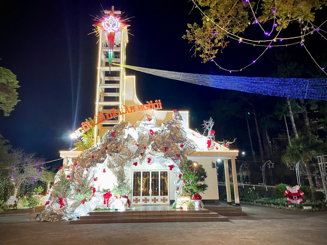 Kh&ocirc;ng gian Gi&aacute;ng sinh Đ&agrave; Lạt lung linh sắc m&agrave;u trong đ&ecirc;m mừng Ch&uacute;a ra đời - Ảnh 6.