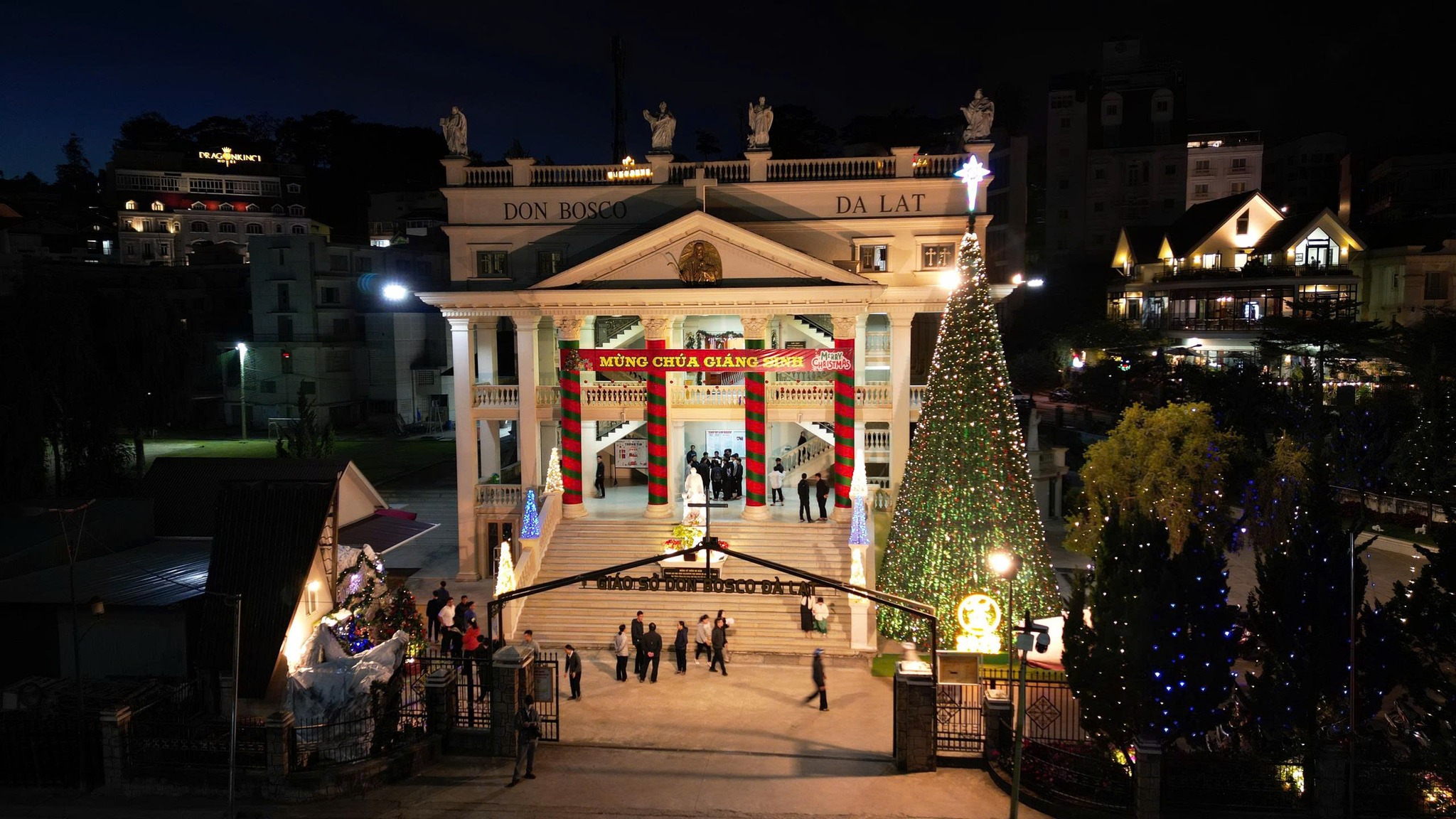 Kh&ocirc;ng gian Gi&aacute;ng sinh Đ&agrave; Lạt lung linh sắc m&agrave;u trong đ&ecirc;m mừng Ch&uacute;a ra đời - Ảnh 9.