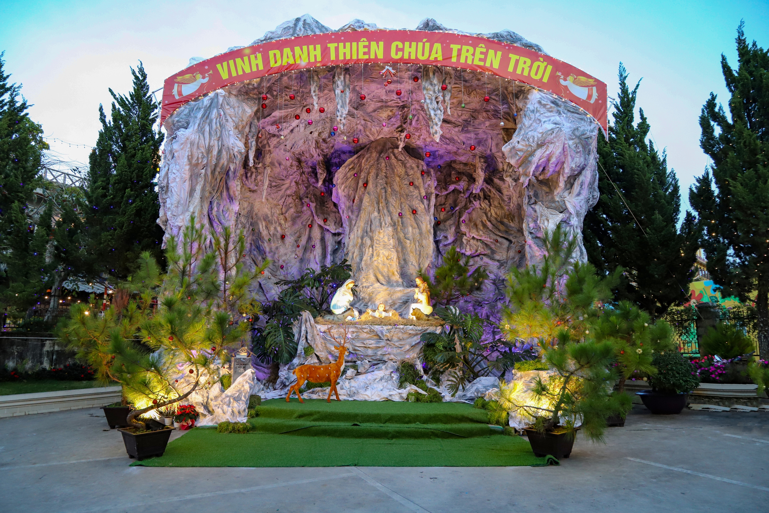 Kh&ocirc;ng gian Gi&aacute;ng sinh Đ&agrave; Lạt lung linh sắc m&agrave;u trong đ&ecirc;m mừng Ch&uacute;a ra đời - Ảnh 2.