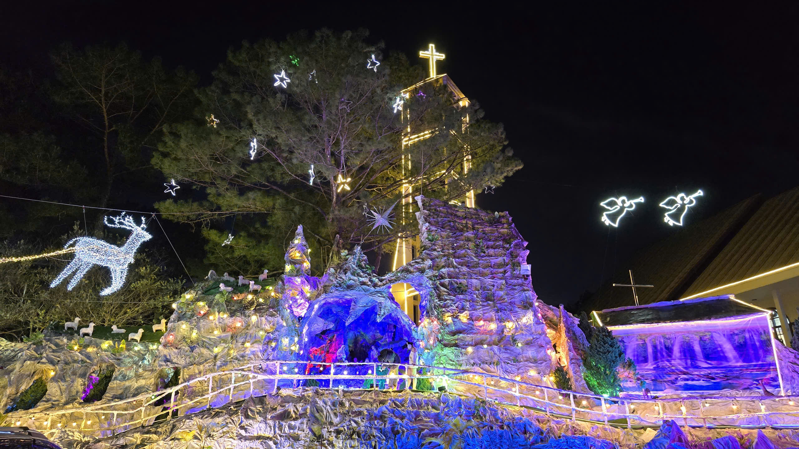 Kh&ocirc;ng gian Gi&aacute;ng sinh Đ&agrave; Lạt lung linh sắc m&agrave;u trong đ&ecirc;m mừng Ch&uacute;a ra đời - Ảnh 18.