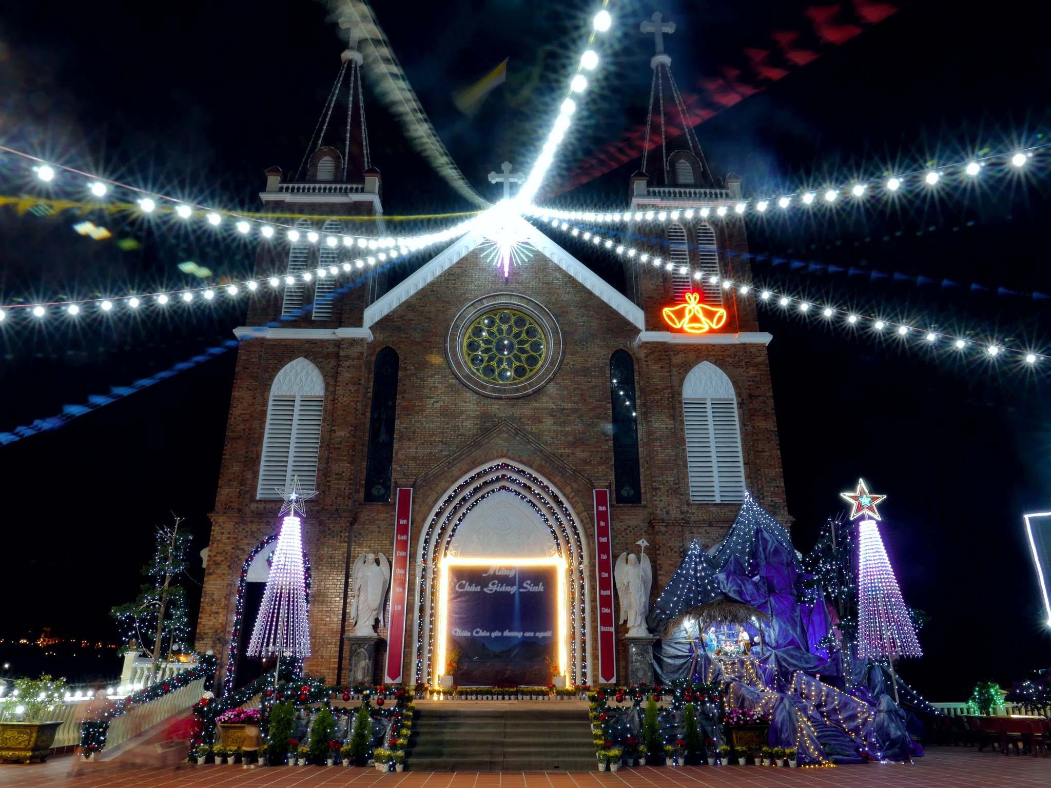 Kh&ocirc;ng gian Gi&aacute;ng sinh Đ&agrave; Lạt lung linh sắc m&agrave;u trong đ&ecirc;m mừng Ch&uacute;a ra đời - Ảnh 10.