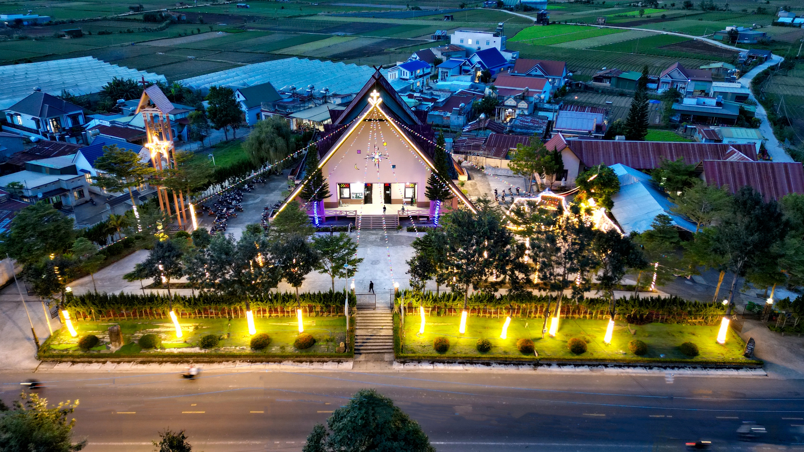 Kh&ocirc;ng gian Gi&aacute;ng sinh Đ&agrave; Lạt lung linh sắc m&agrave;u trong đ&ecirc;m mừng Ch&uacute;a ra đời - Ảnh 13.