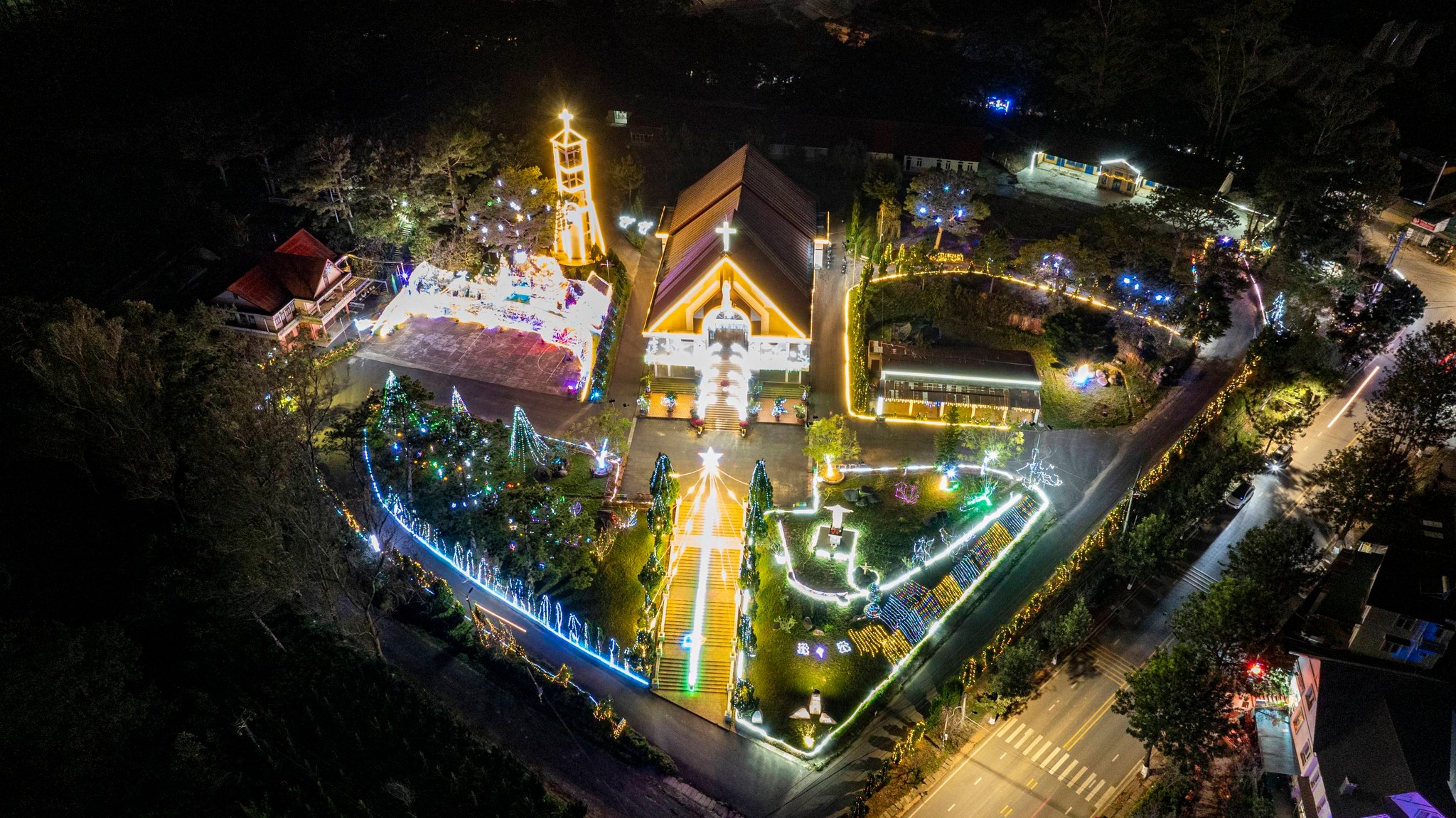 Kh&ocirc;ng gian Gi&aacute;ng sinh Đ&agrave; Lạt lung linh sắc m&agrave;u trong đ&ecirc;m mừng Ch&uacute;a ra đời - Ảnh 4.