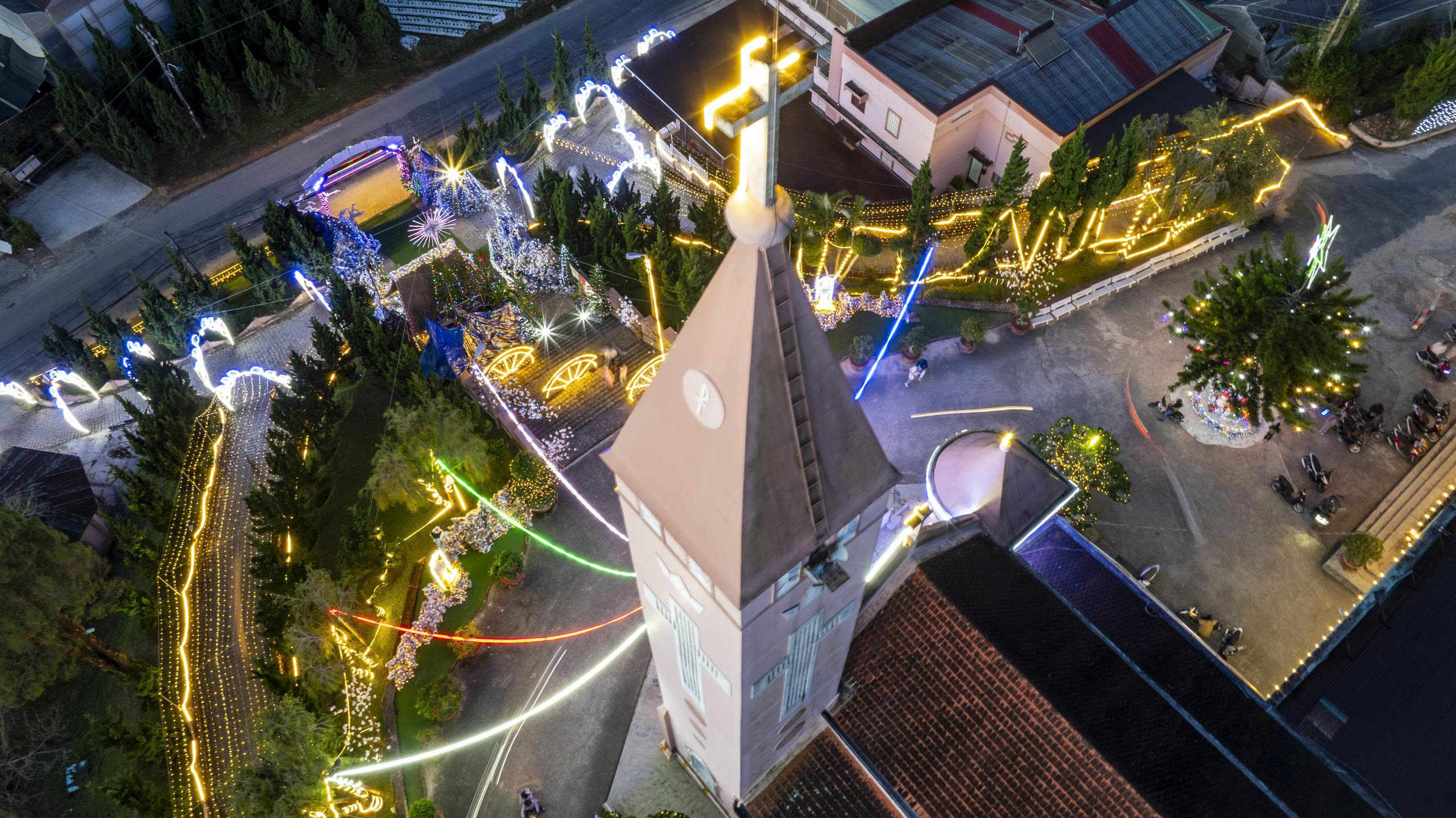 Kh&ocirc;ng gian Gi&aacute;ng sinh Đ&agrave; Lạt lung linh sắc m&agrave;u trong đ&ecirc;m mừng Ch&uacute;a ra đời - Ảnh 11.