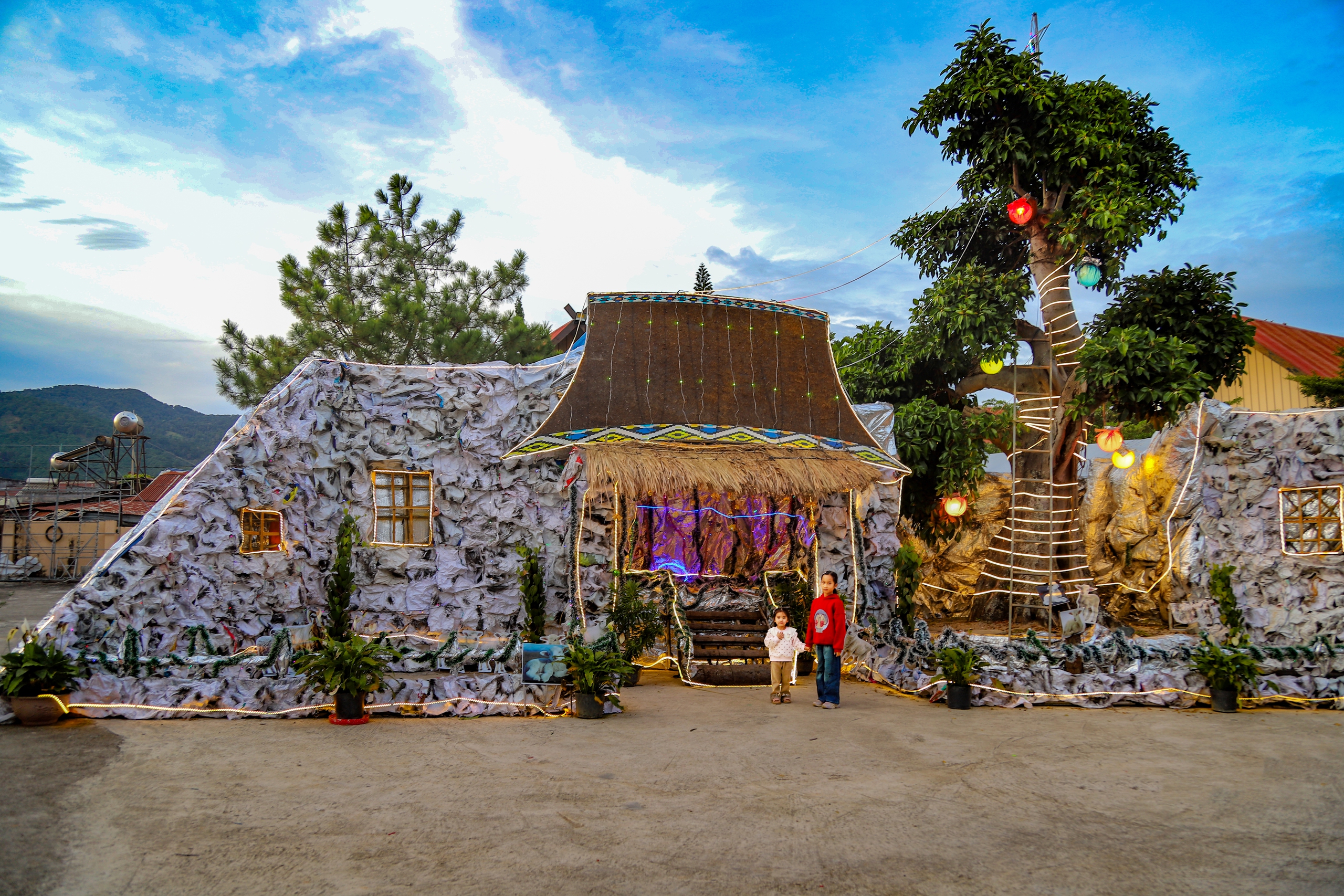 Kh&ocirc;ng gian Gi&aacute;ng sinh Đ&agrave; Lạt lung linh sắc m&agrave;u trong đ&ecirc;m mừng Ch&uacute;a ra đời - Ảnh 16.