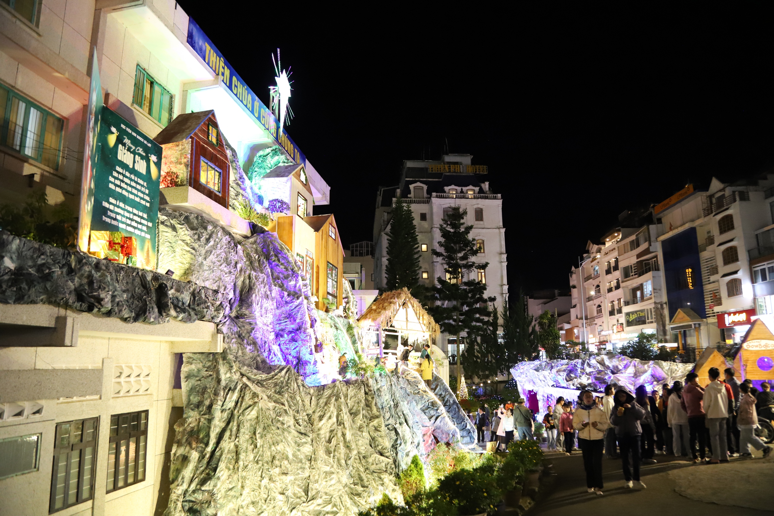 Kh&ocirc;ng gian Gi&aacute;ng sinh Đ&agrave; Lạt lung linh sắc m&agrave;u trong đ&ecirc;m mừng Ch&uacute;a ra đời - Ảnh 20.