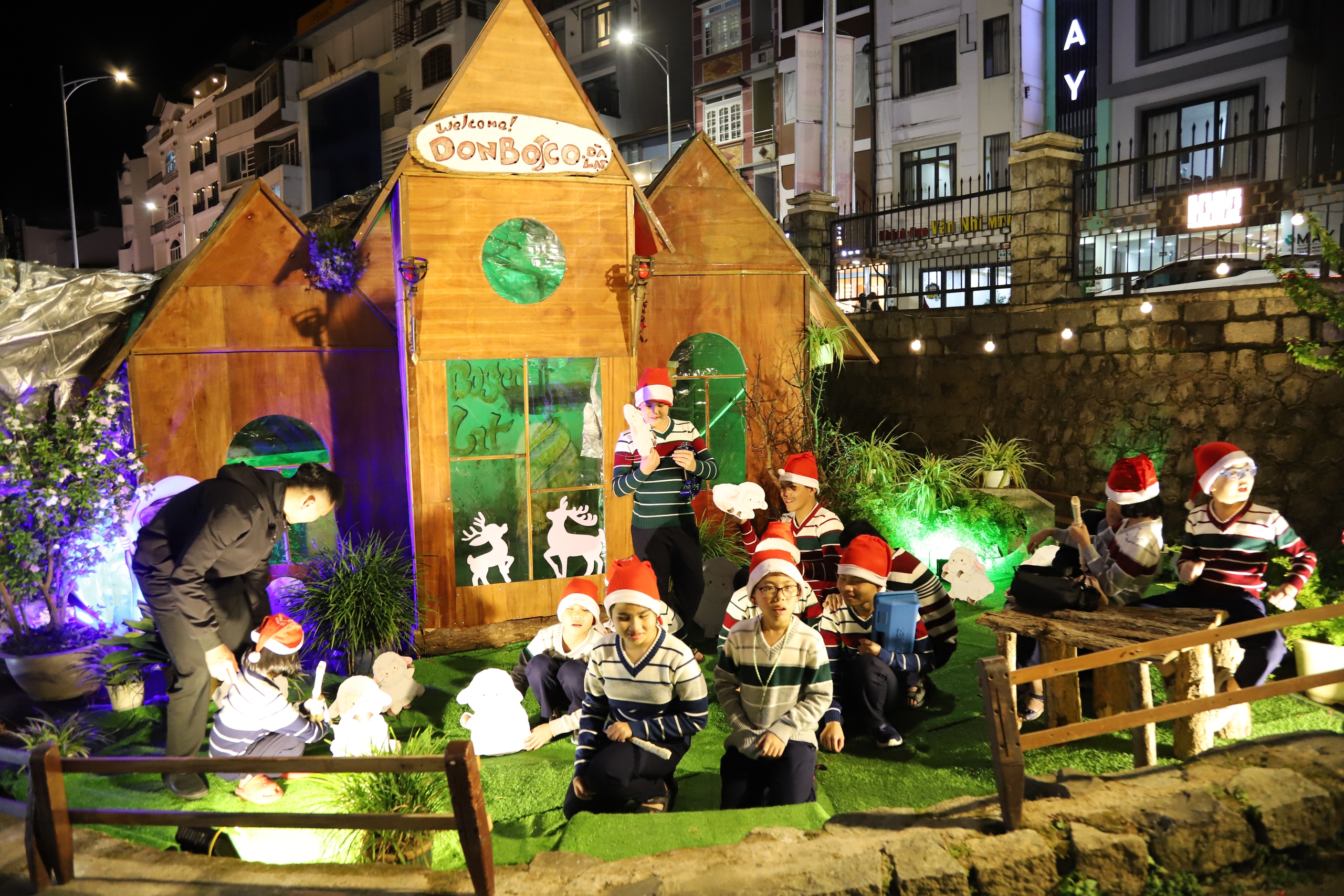 Kh&ocirc;ng gian Gi&aacute;ng sinh Đ&agrave; Lạt lung linh sắc m&agrave;u trong đ&ecirc;m mừng Ch&uacute;a ra đời - Ảnh 19.