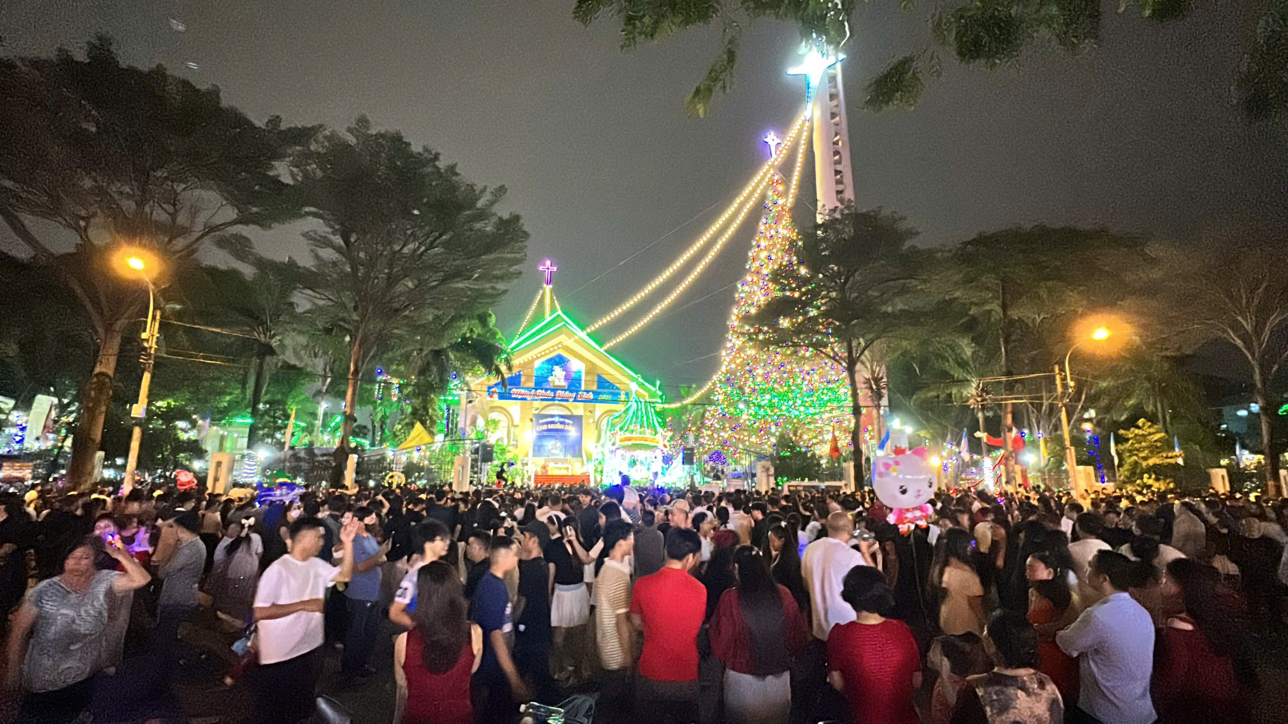 Nh&agrave; thờ &lsquo;đ&aacute;&rsquo; Th&aacute;nh Phaol&ocirc; đ&ocirc;ng nghịt đ&ecirc;m Noel - Ảnh 1.