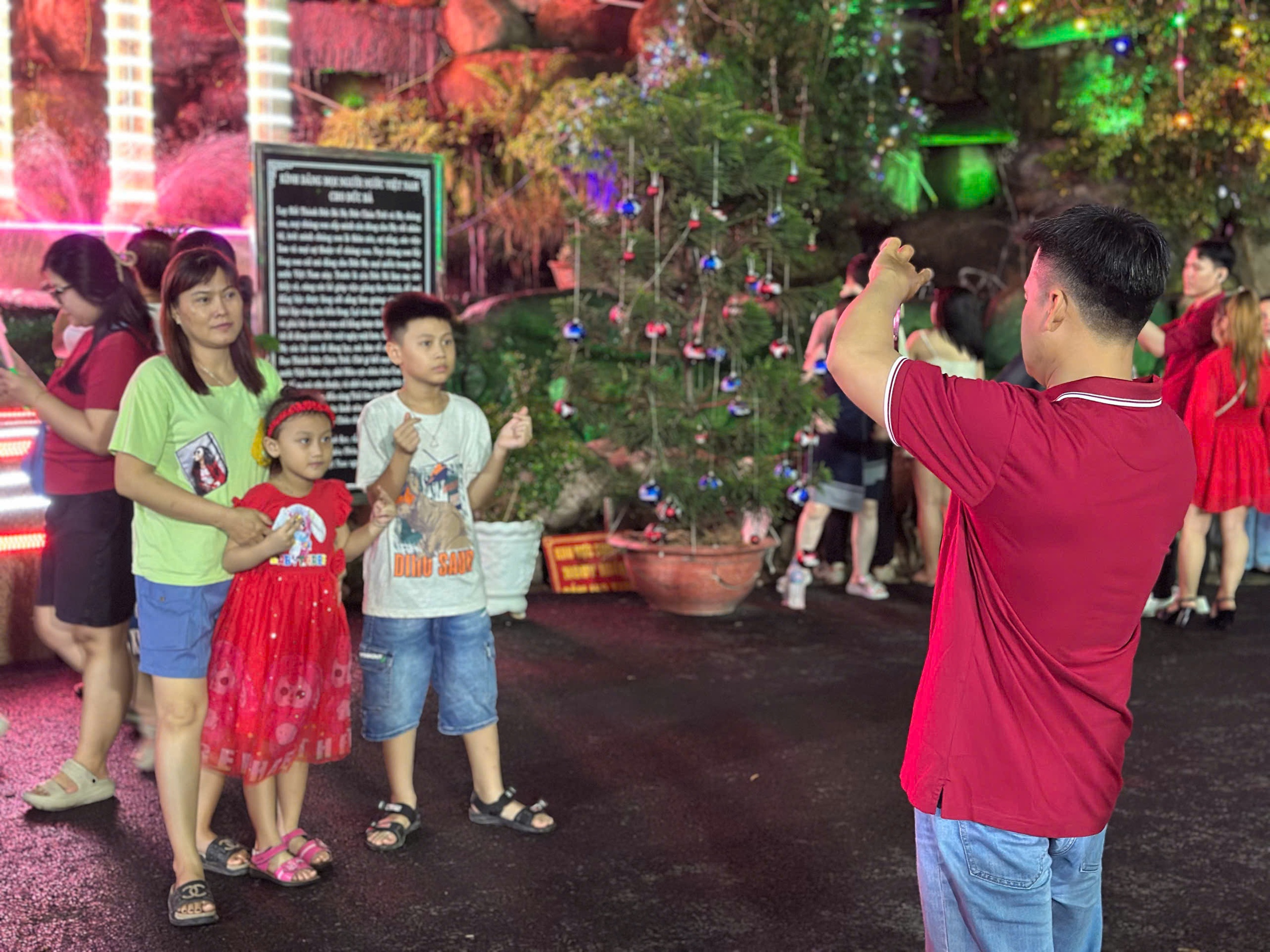 Nh&agrave; thờ &lsquo;đ&aacute;&rsquo; Th&aacute;nh Phaol&ocirc; đ&ocirc;ng nghịt đ&ecirc;m Noel - Ảnh 2.