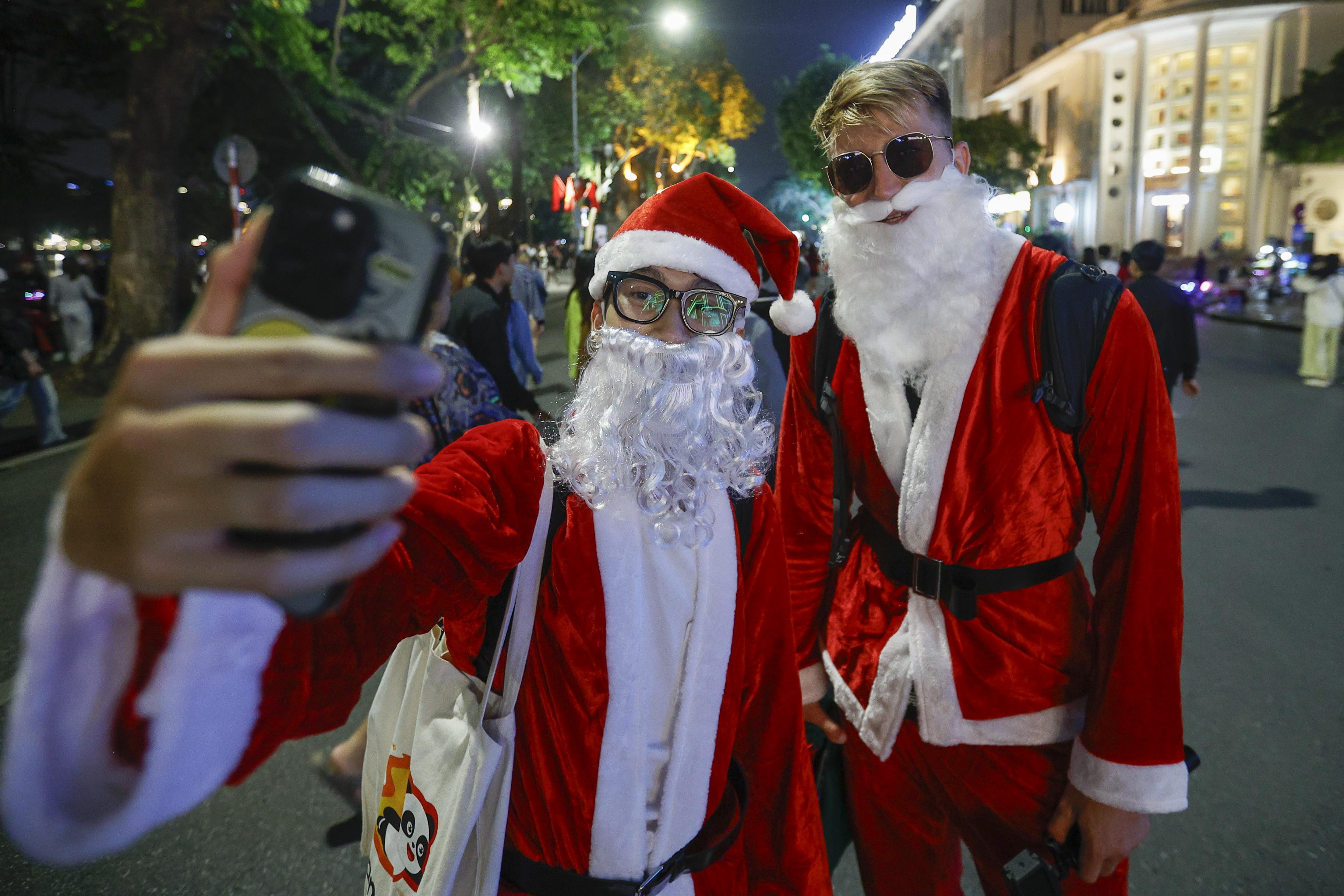 'Biển người' đổ về trung t&acirc;m H&agrave; Nội đ&ecirc;m Gi&aacute;ng sinh- Ảnh 19.