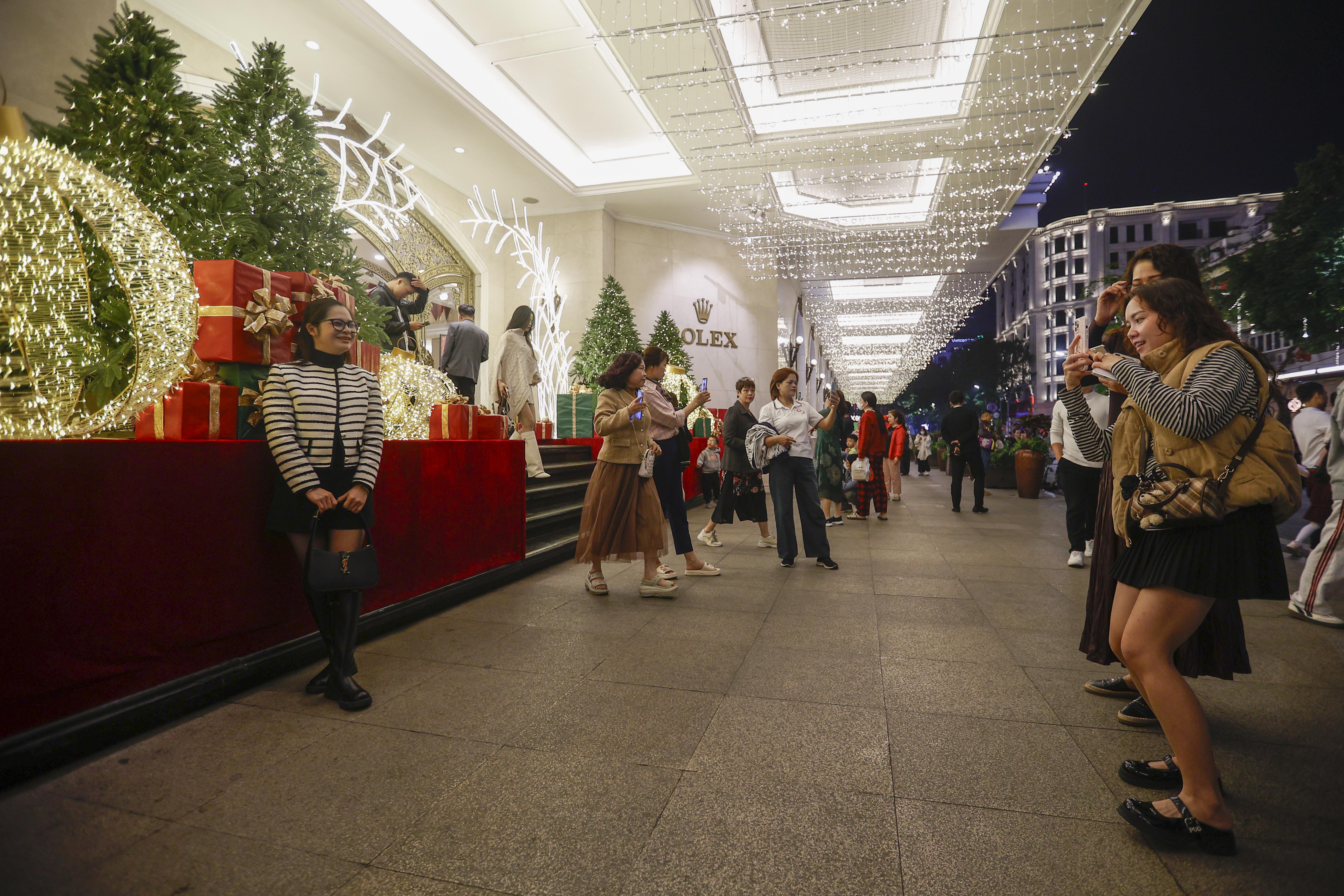 'Biển người' đổ về trung t&acirc;m H&agrave; Nội đ&ecirc;m Gi&aacute;ng sinh- Ảnh 16.