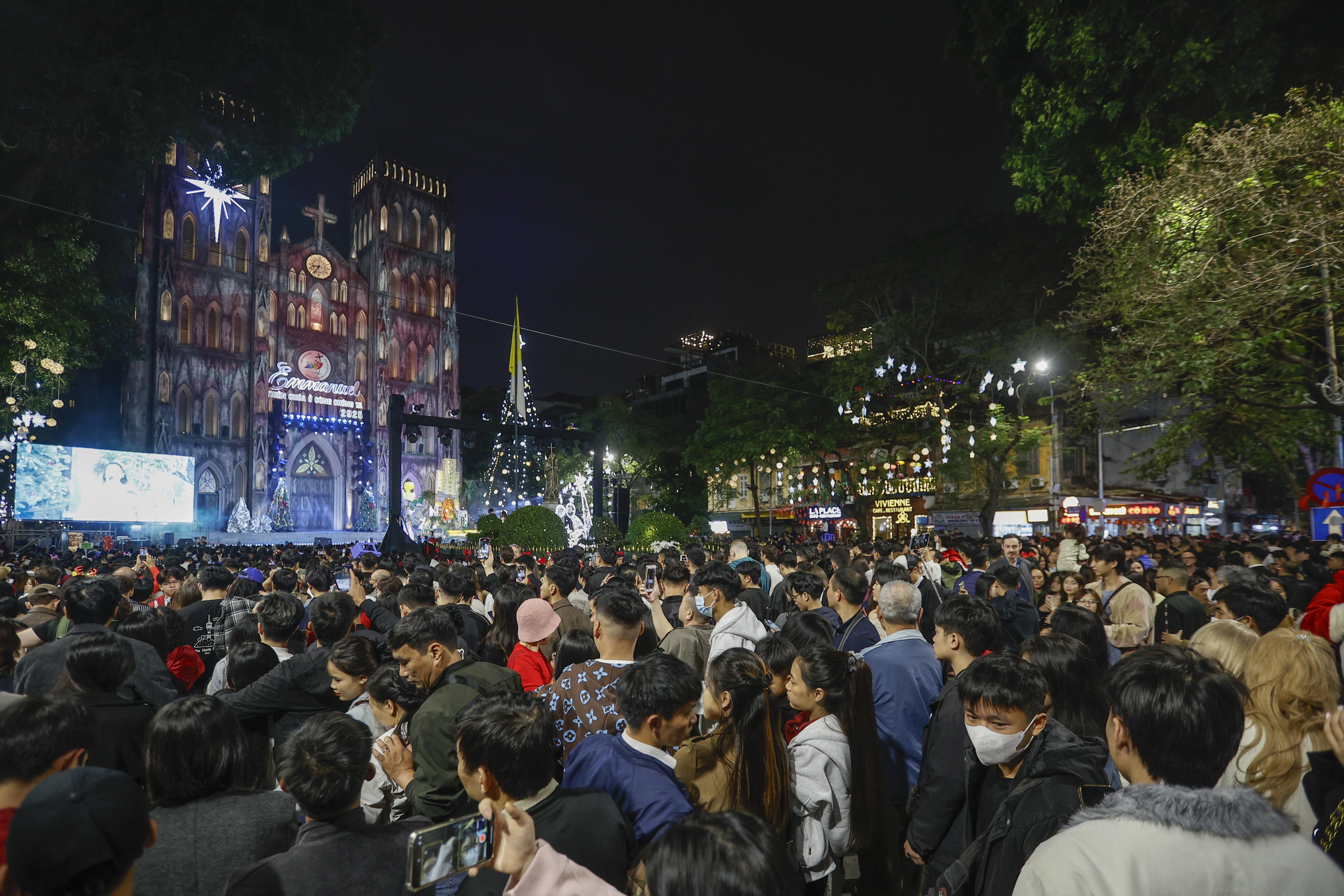 'Biển người' đổ về trung t&acirc;m H&agrave; Nội đ&ecirc;m Gi&aacute;ng sinh- Ảnh 1.