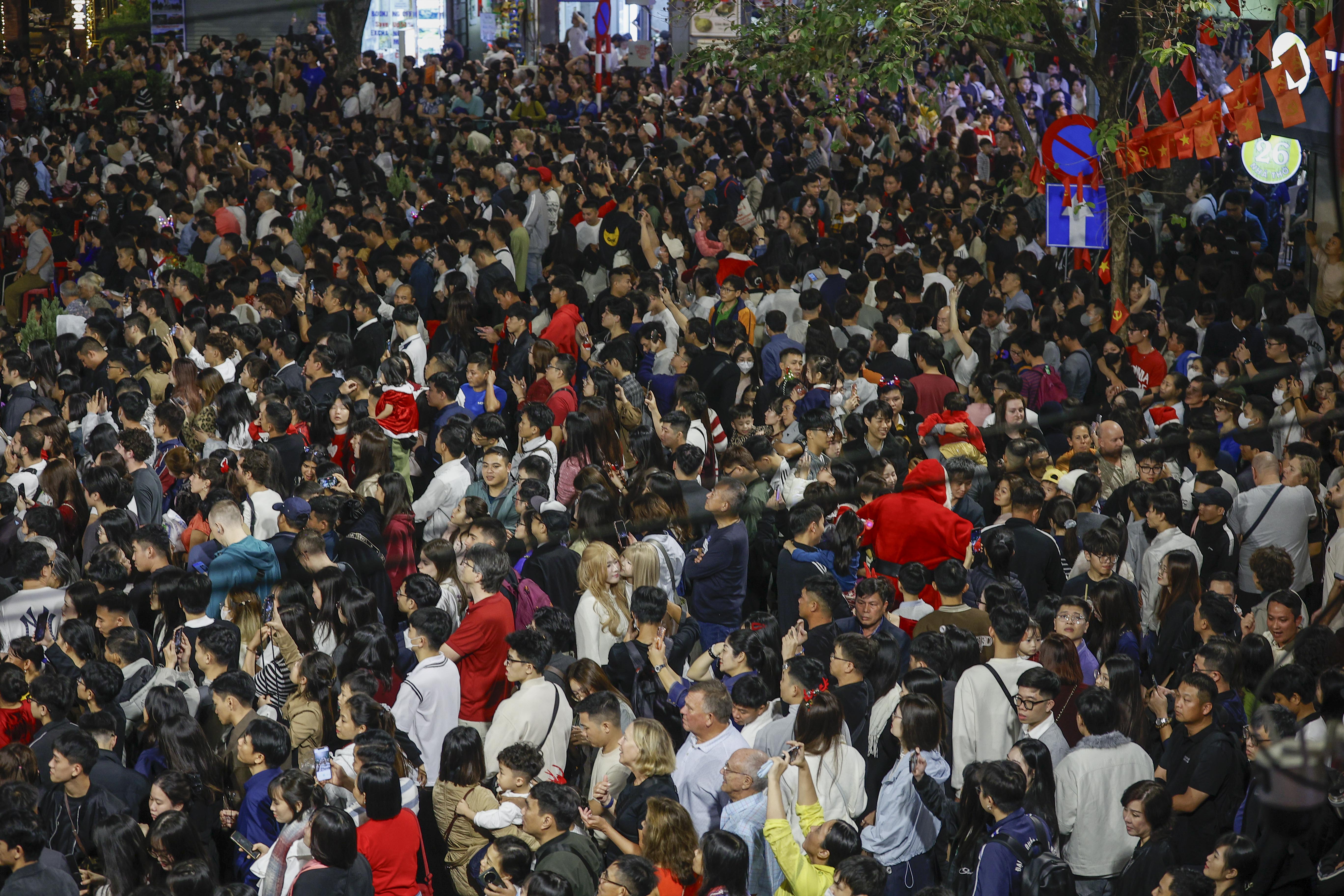 'Biển người' đổ về trung t&acirc;m H&agrave; Nội đ&ecirc;m Gi&aacute;ng sinh- Ảnh 3.