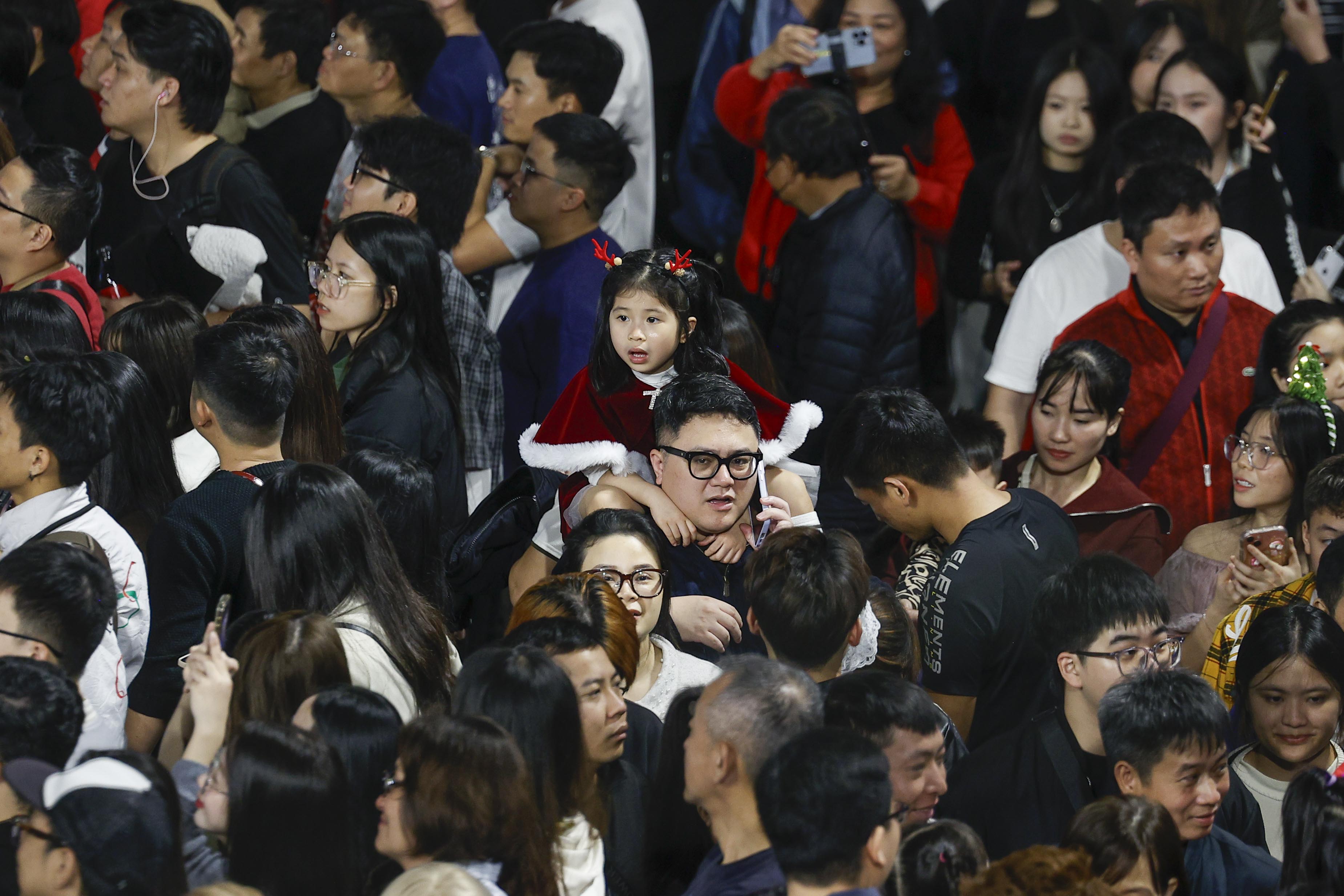 'Biển người' đổ về trung t&acirc;m H&agrave; Nội đ&ecirc;m Gi&aacute;ng sinh- Ảnh 4.