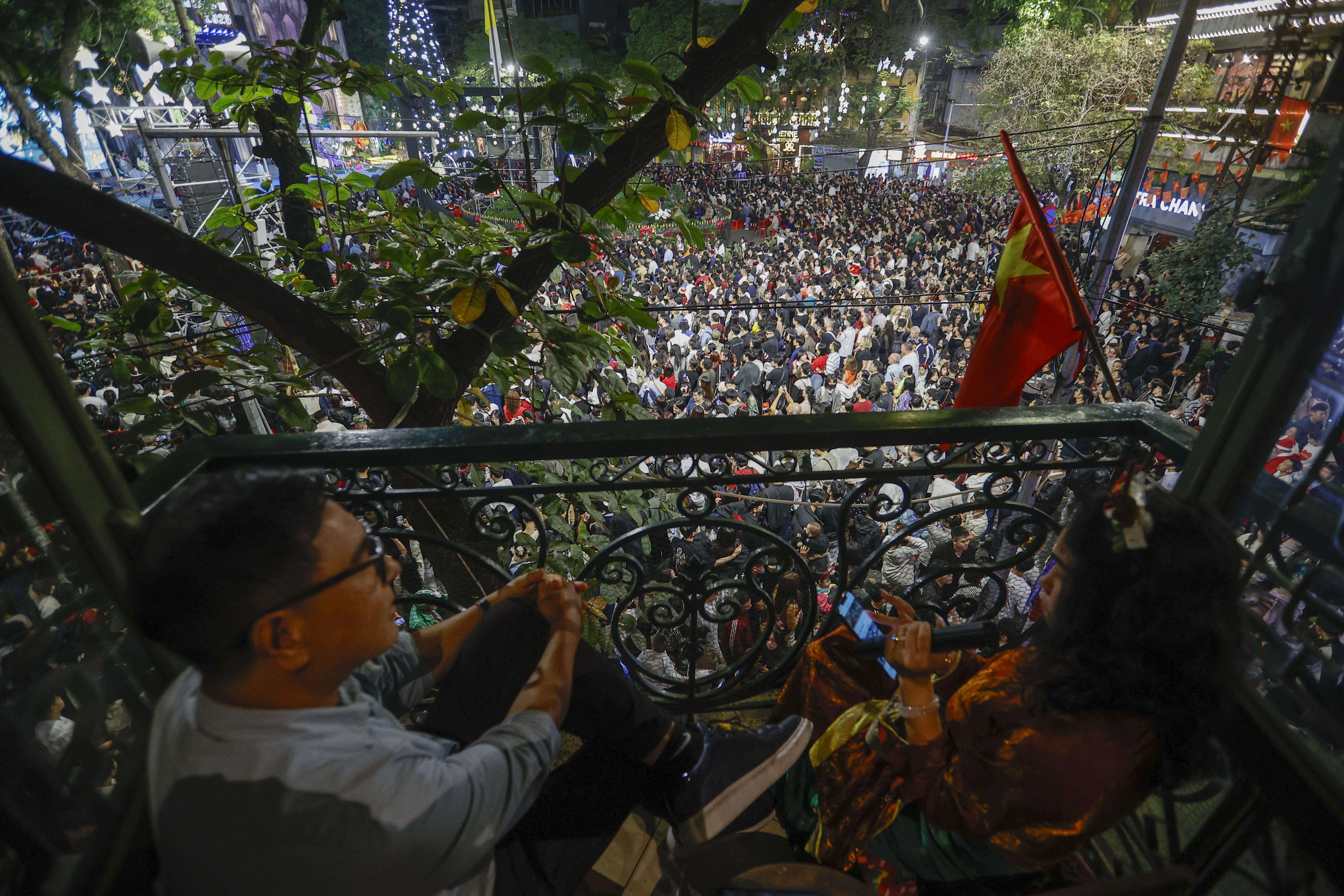 'Biển người' đổ về trung t&acirc;m H&agrave; Nội đ&ecirc;m Gi&aacute;ng sinh- Ảnh 2.