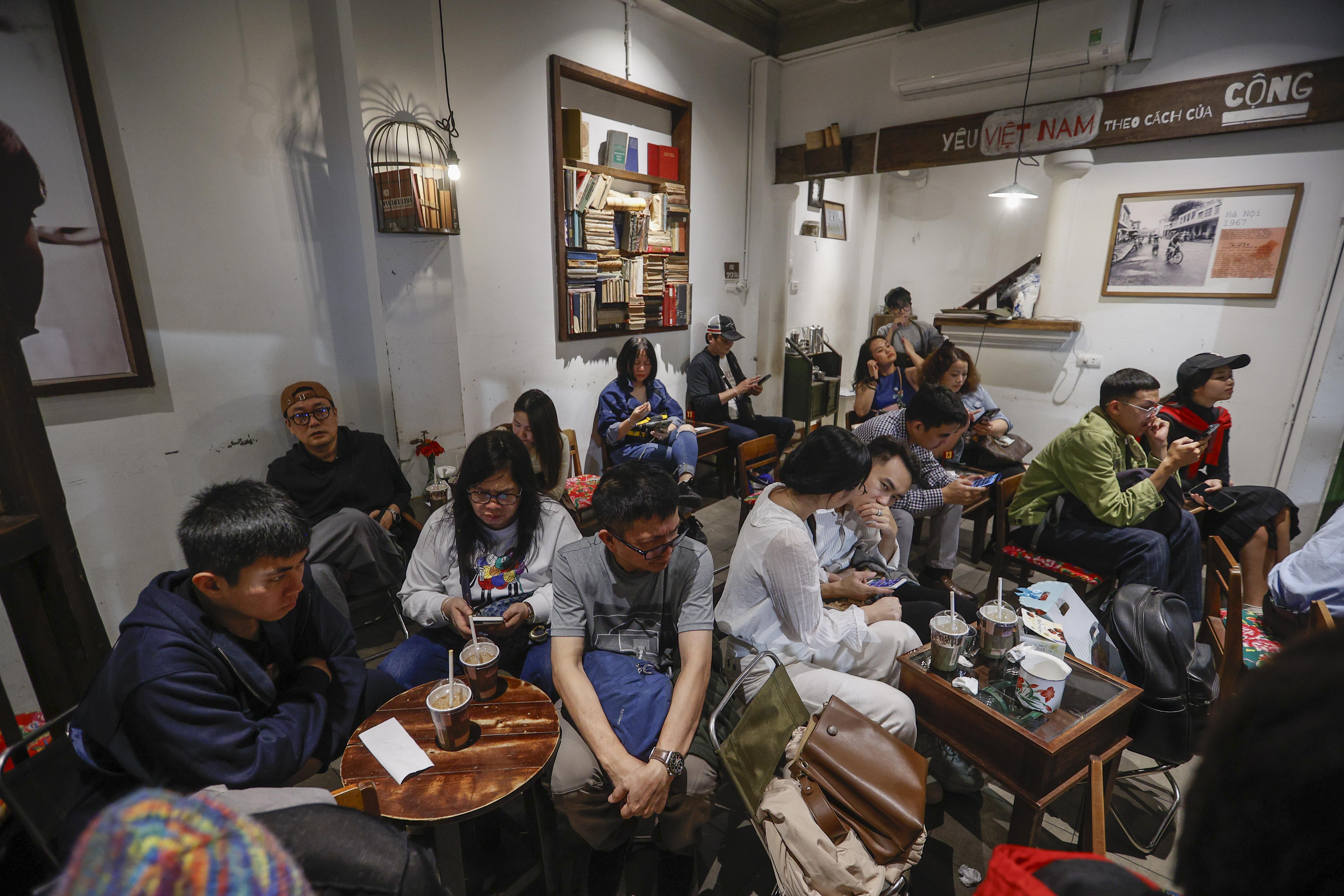 'Biển người' đổ về trung t&acirc;m H&agrave; Nội đ&ecirc;m Gi&aacute;ng sinh- Ảnh 5.