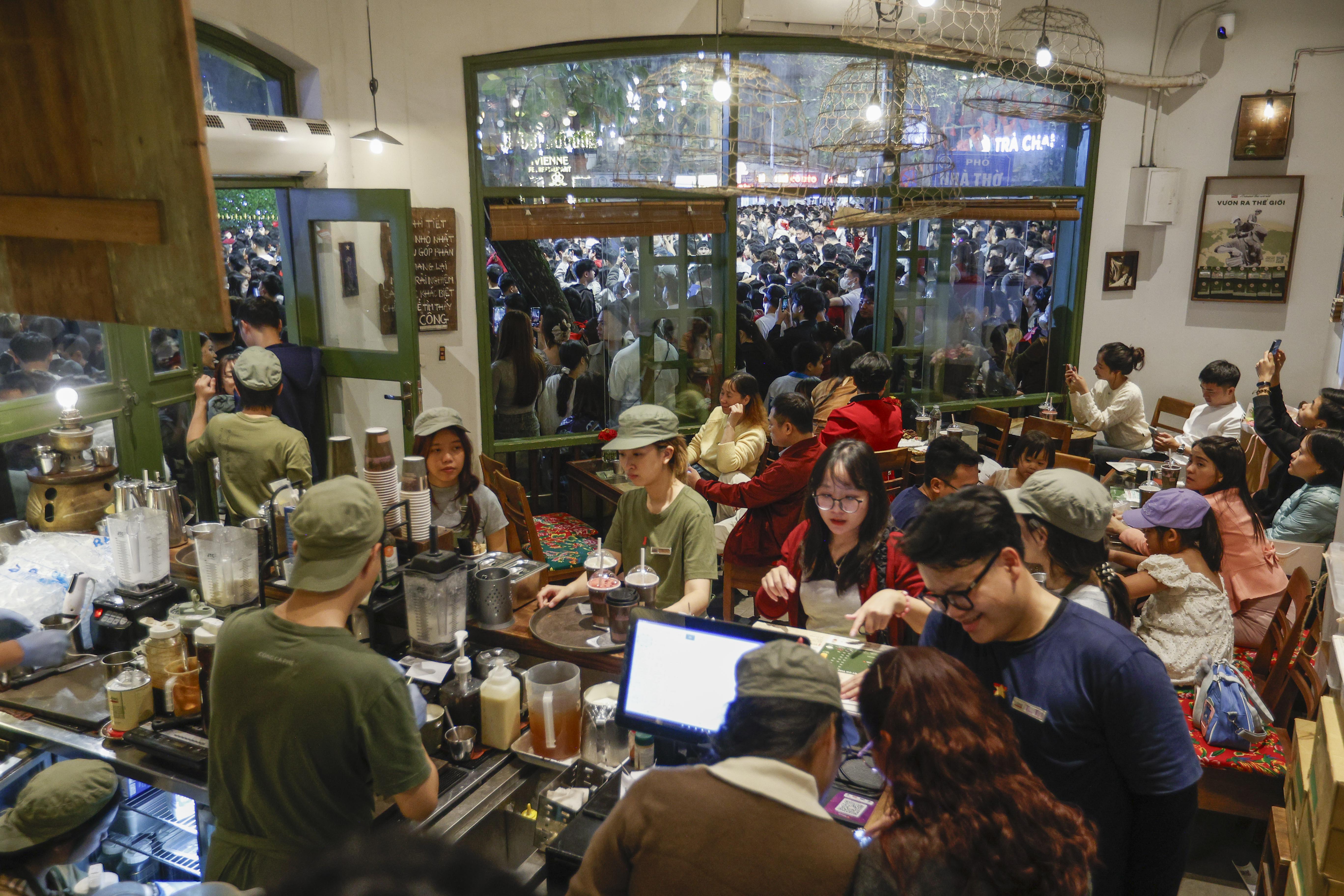 'Biển người' đổ về trung t&acirc;m H&agrave; Nội đ&ecirc;m Gi&aacute;ng sinh- Ảnh 6.