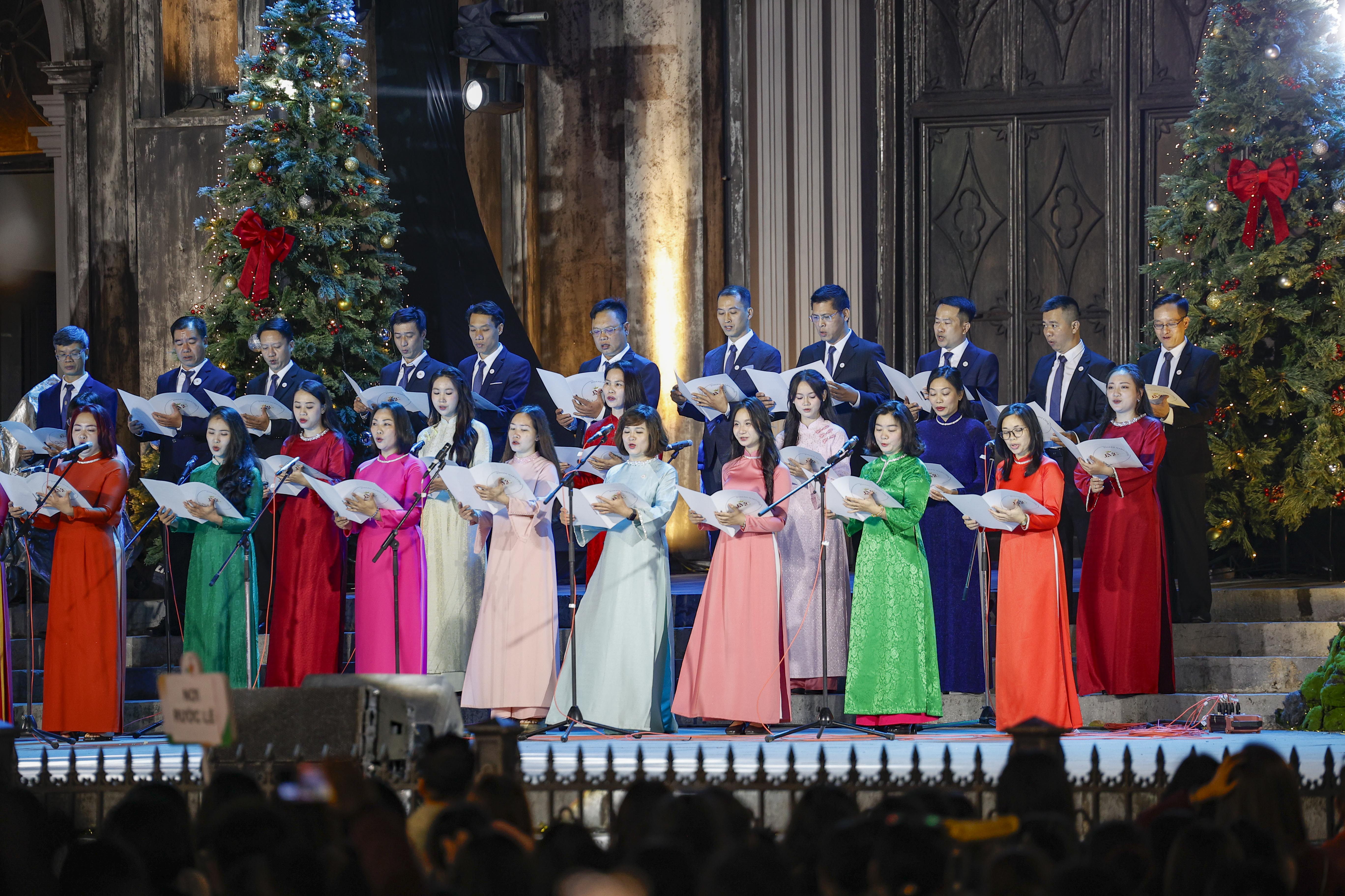 'Biển người' đổ về trung t&acirc;m H&agrave; Nội đ&ecirc;m Gi&aacute;ng sinh- Ảnh 8.