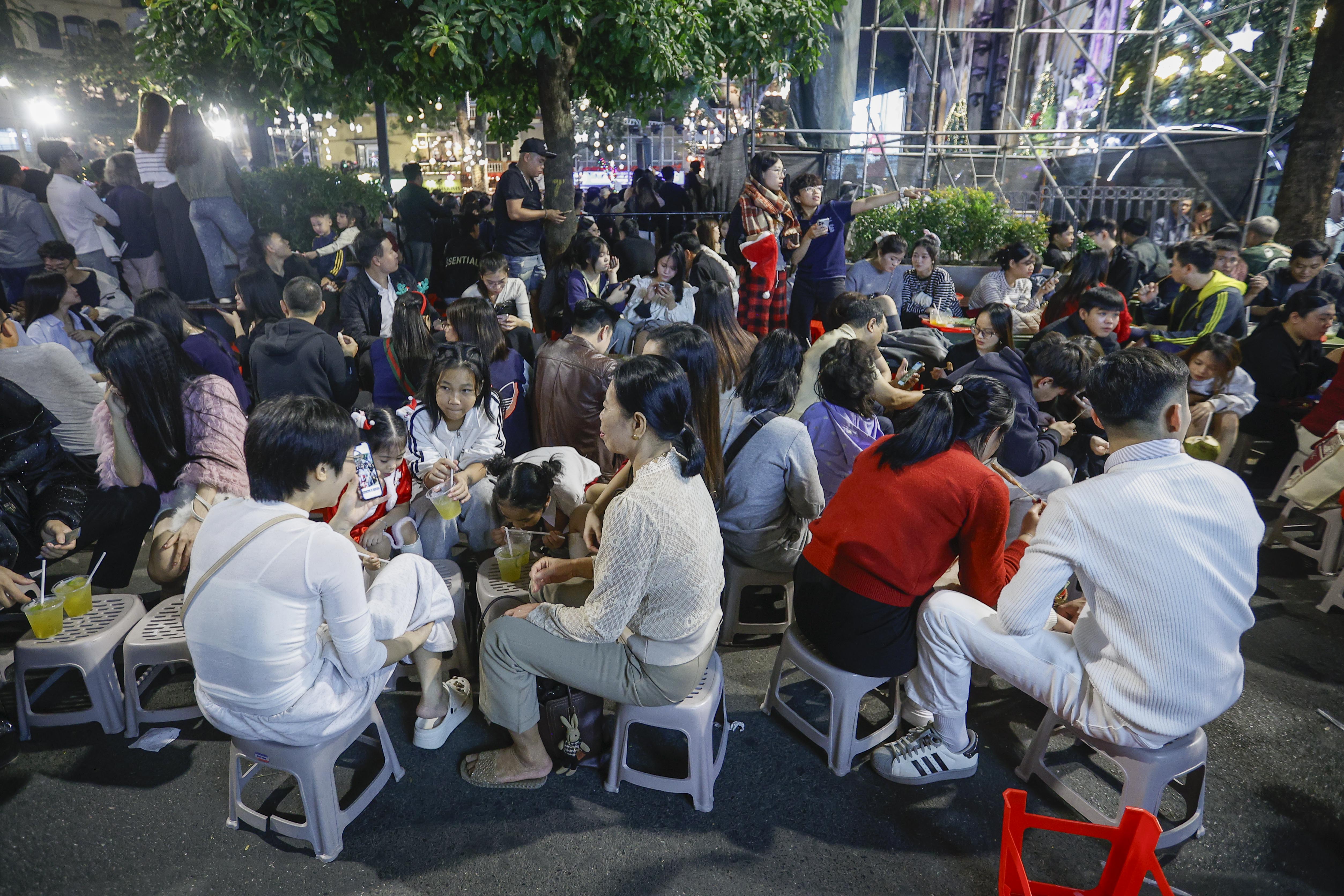 'Biển người' đổ về trung t&acirc;m H&agrave; Nội đ&ecirc;m Gi&aacute;ng sinh- Ảnh 7.