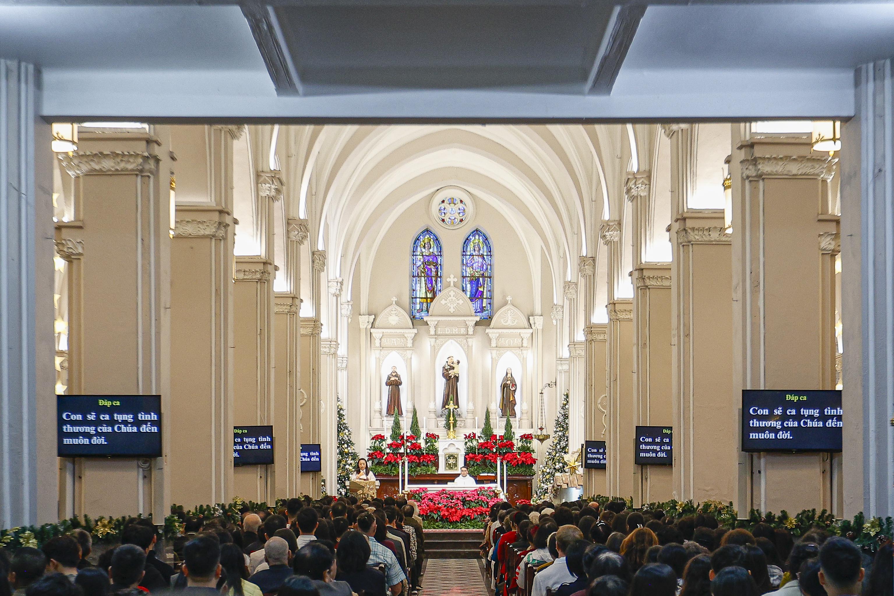 'Biển người' đổ về trung t&acirc;m H&agrave; Nội đ&ecirc;m Gi&aacute;ng sinh- Ảnh 14.