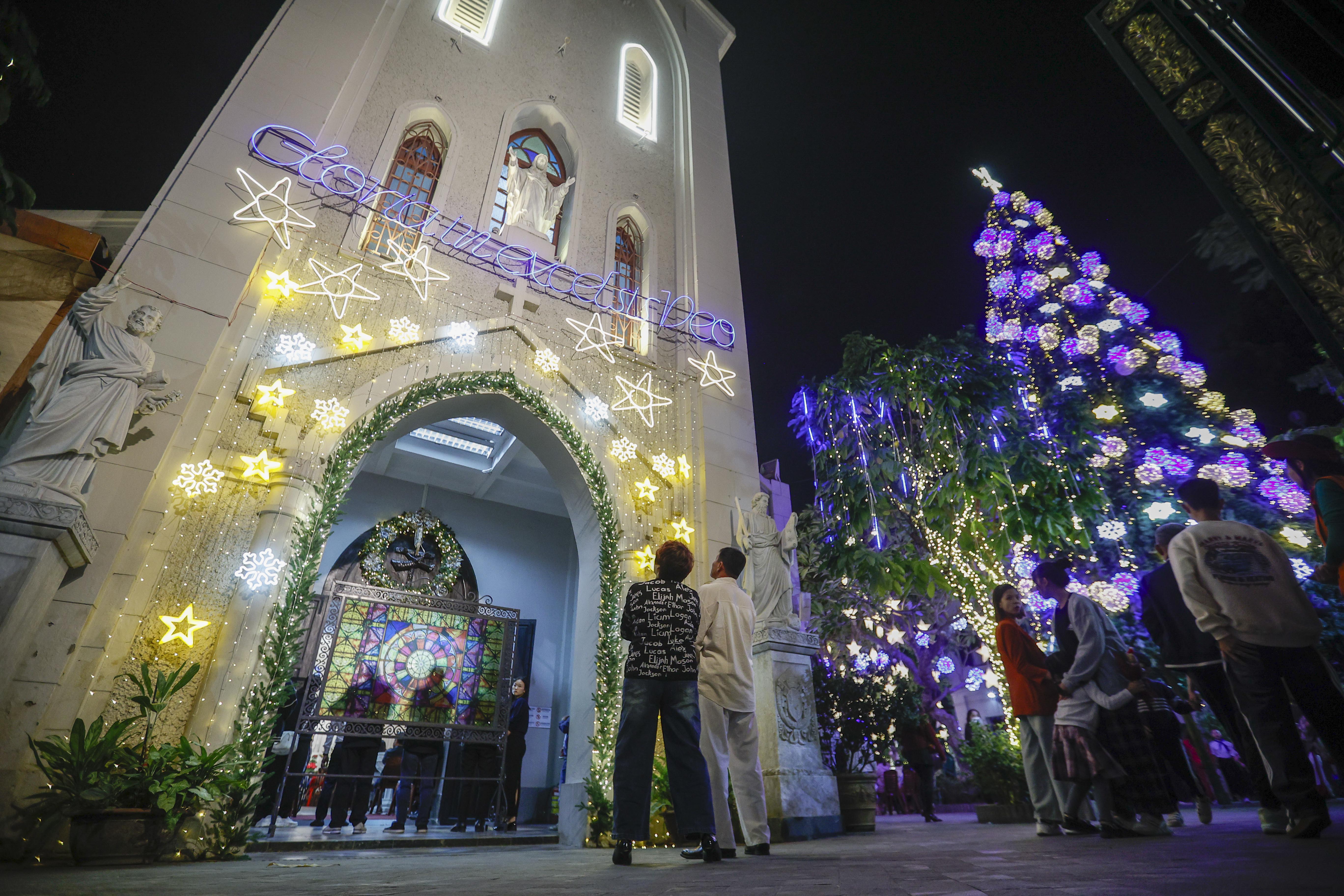 'Biển người' đổ về trung t&acirc;m H&agrave; Nội đ&ecirc;m Gi&aacute;ng sinh- Ảnh 11.