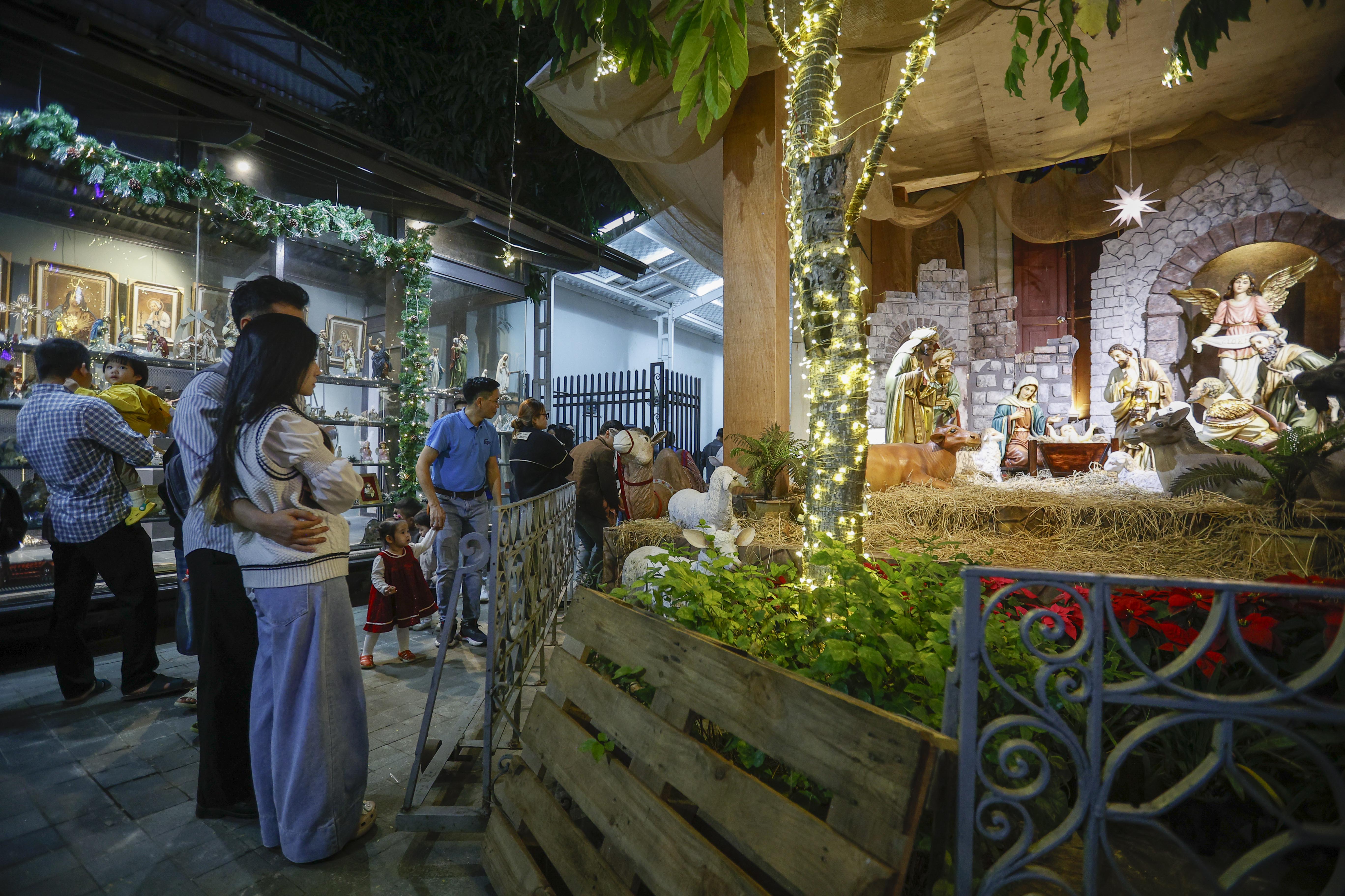 'Biển người' đổ về trung t&acirc;m H&agrave; Nội đ&ecirc;m Gi&aacute;ng sinh- Ảnh 13.