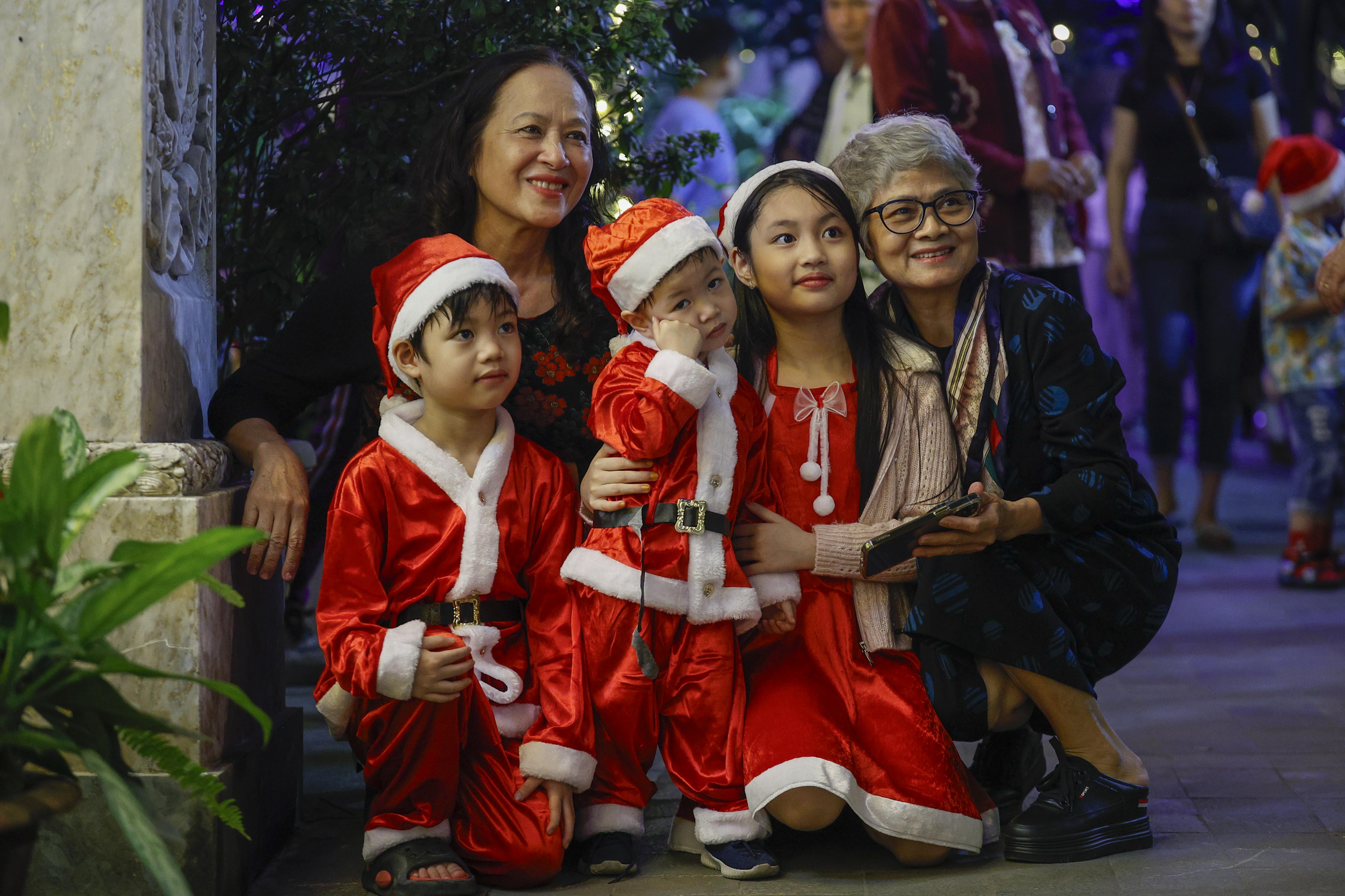 'Biển người' đổ về trung t&acirc;m H&agrave; Nội đ&ecirc;m Gi&aacute;ng sinh- Ảnh 12.