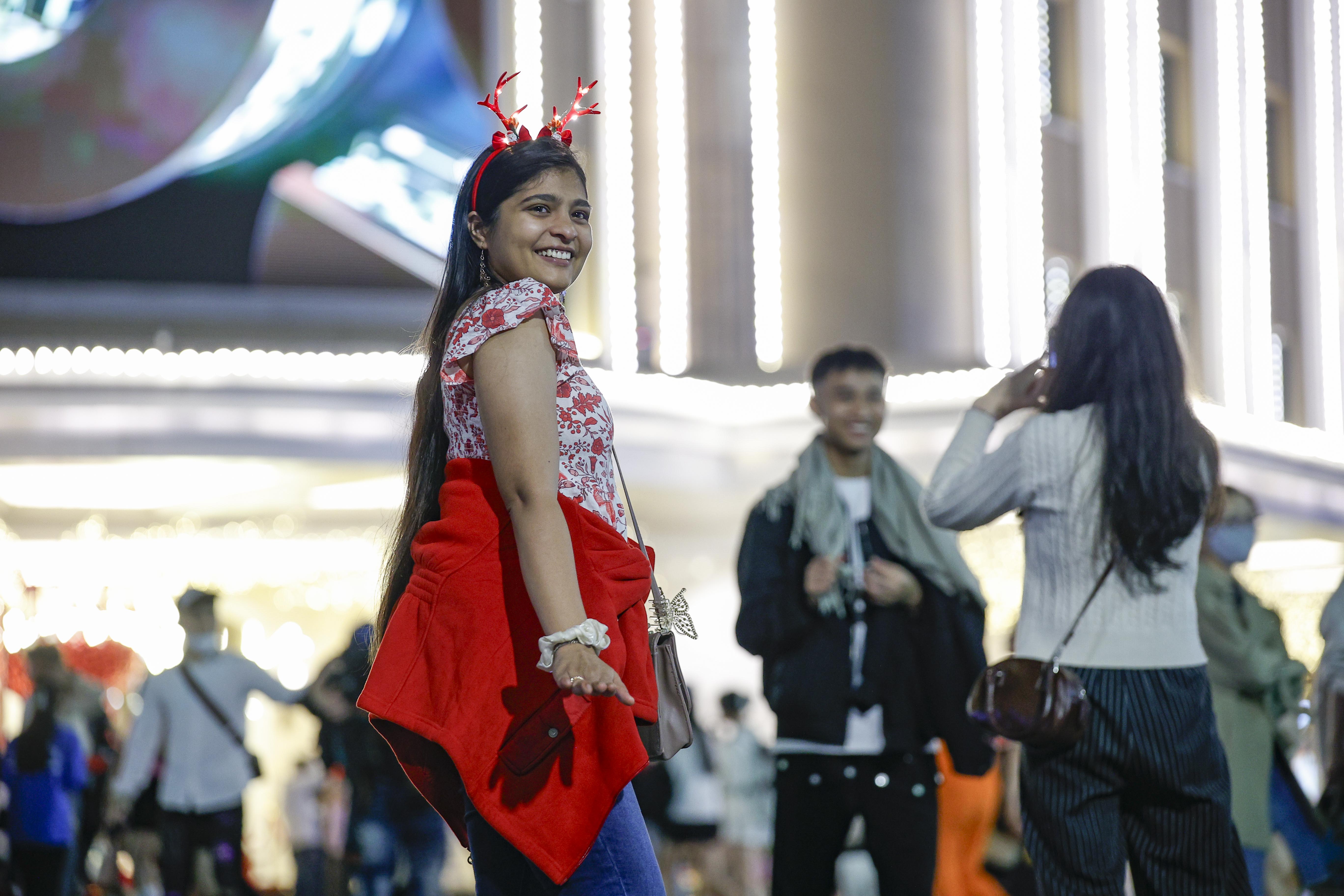 'Biển người' đổ về trung t&acirc;m H&agrave; Nội đ&ecirc;m Gi&aacute;ng sinh- Ảnh 18.